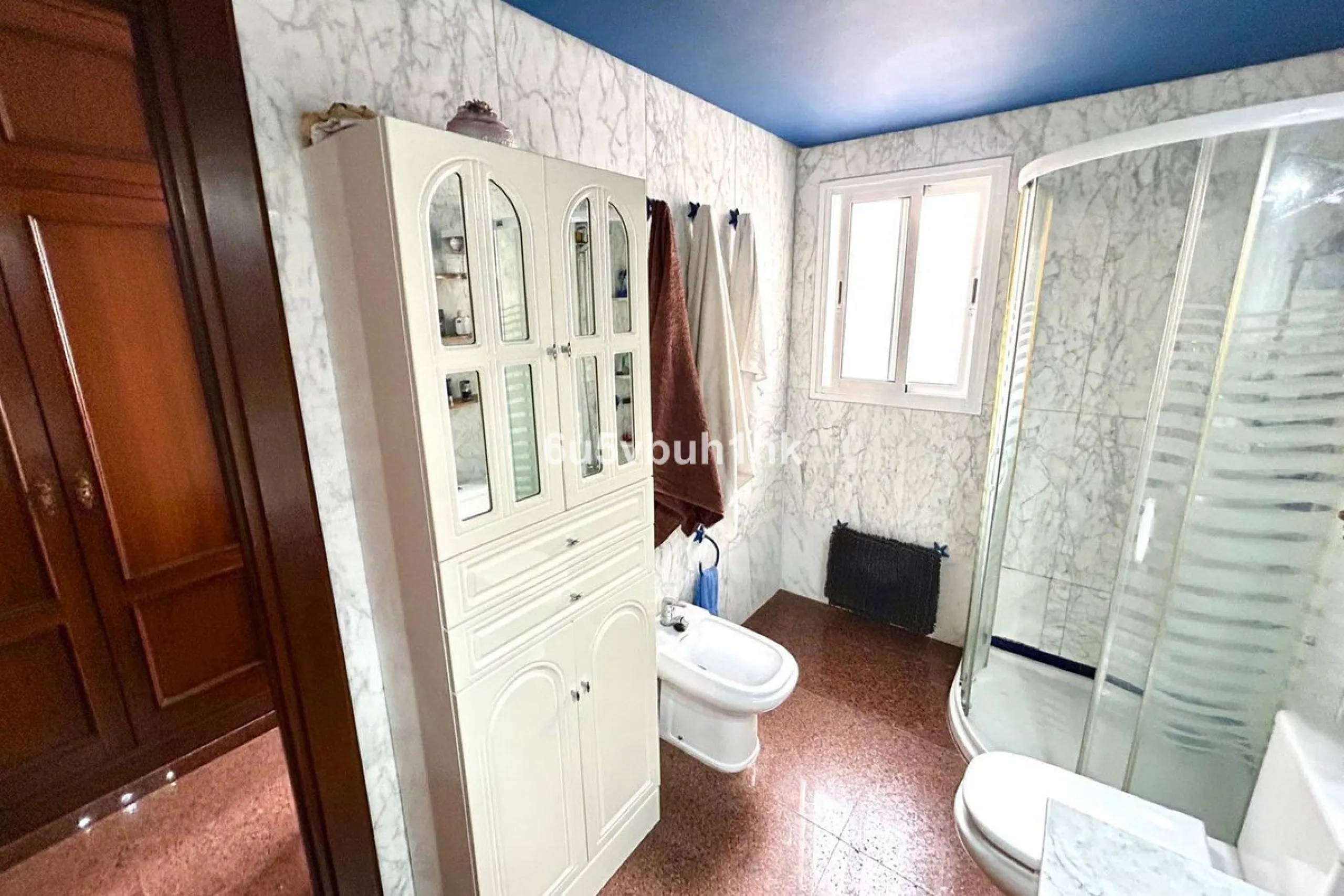 This 217 m² apartment is located in the heart of Fuengirola, in one of the most sought-after areas for its convenience and access to all amenities. The completely exterior-facing home offers a spacious and functional layout that guarantees natural light t