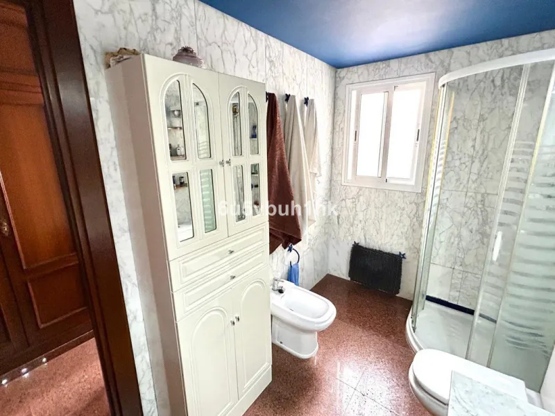 This 217 m² apartment is located in the heart of Fuengirola, in one of the most sought-after areas for its convenience and access to all amenities. The completely exterior-facing home offers a spacious and functional layout that guarantees natural light t