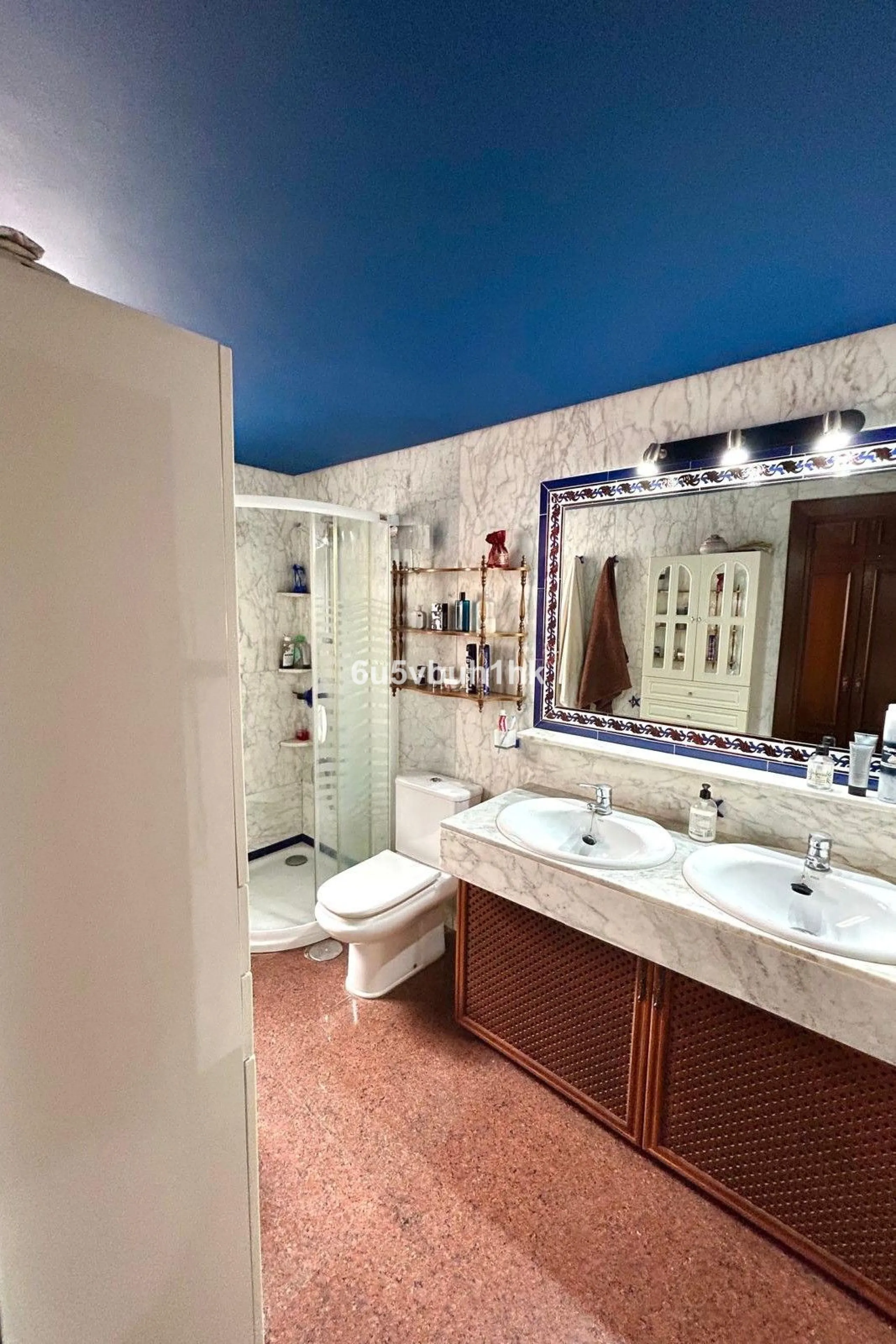 This 217 m² apartment is located in the heart of Fuengirola, in one of the most sought-after areas for its convenience and access to all amenities. The completely exterior-facing home offers a spacious and functional layout that guarantees natural light t