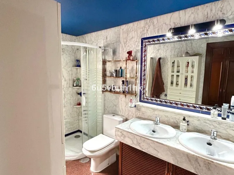 This 217 m² apartment is located in the heart of Fuengirola, in one of the most sought-after areas for its convenience and access to all amenities. The completely exterior-facing home offers a spacious and functional layout that guarantees natural light t
