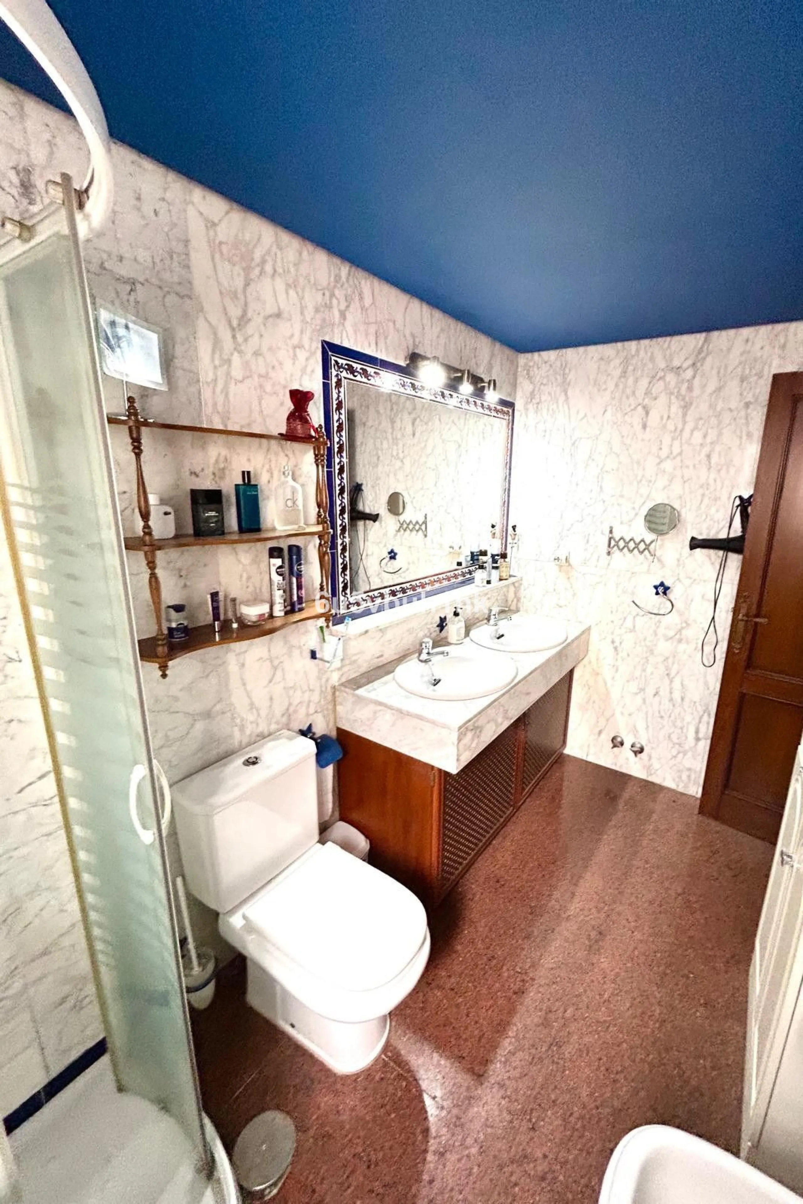 This 217 m² apartment is located in the heart of Fuengirola, in one of the most sought-after areas for its convenience and access to all amenities. The completely exterior-facing home offers a spacious and functional layout that guarantees natural light t