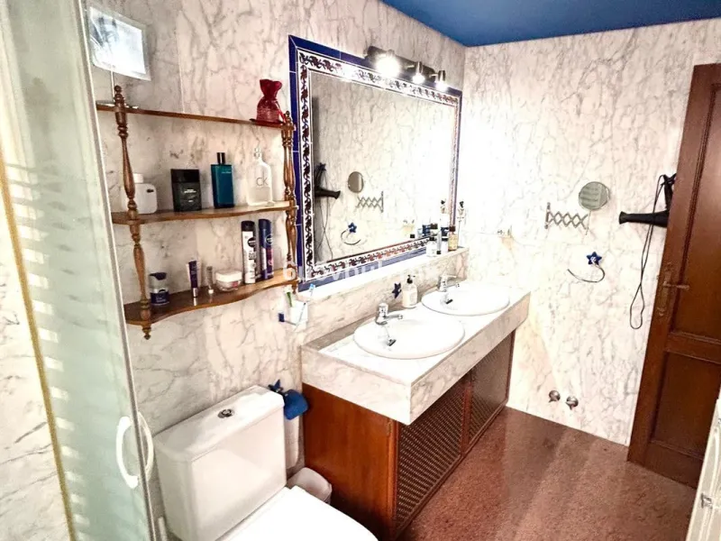 This 217 m² apartment is located in the heart of Fuengirola, in one of the most sought-after areas for its convenience and access to all amenities. The completely exterior-facing home offers a spacious and functional layout that guarantees natural light t