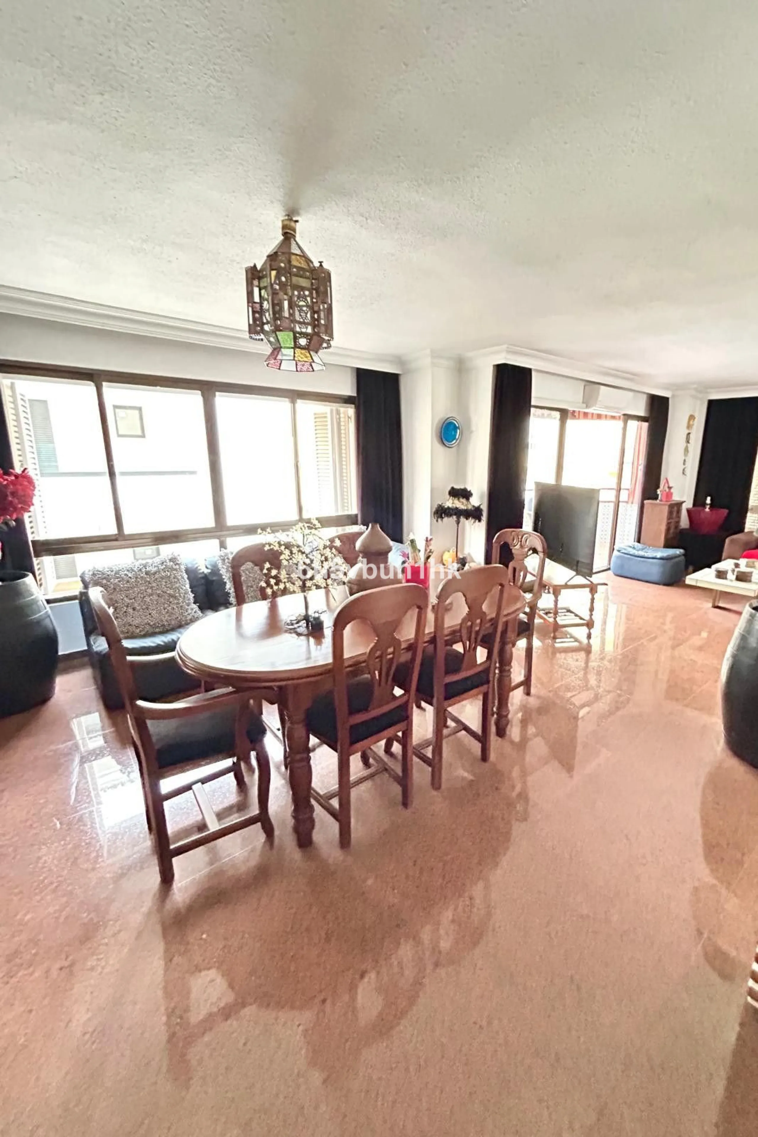 This 217 m² apartment is located in the heart of Fuengirola, in one of the most sought-after areas for its convenience and access to all amenities. The completely exterior-facing home offers a spacious and functional layout that guarantees natural light t