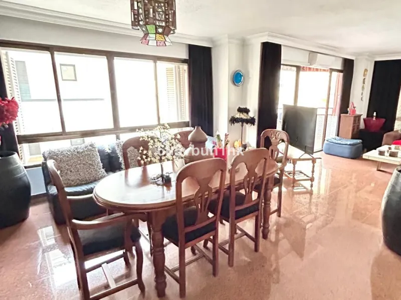 This 217 m² apartment is located in the heart of Fuengirola, in one of the most sought-after areas for its convenience and access to all amenities. The completely exterior-facing home offers a spacious and functional layout that guarantees natural light t
