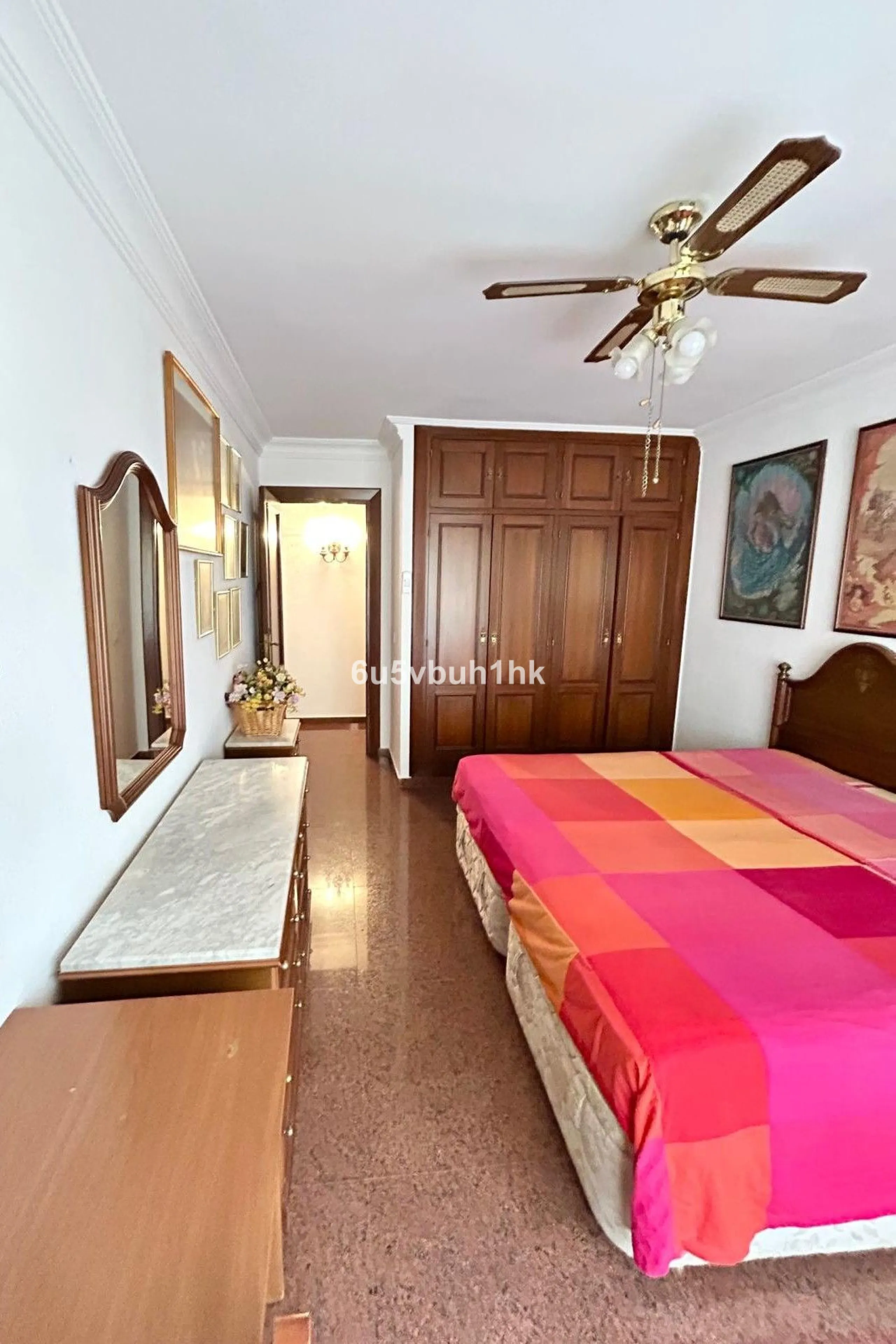 This 217 m² apartment is located in the heart of Fuengirola, in one of the most sought-after areas for its convenience and access to all amenities. The completely exterior-facing home offers a spacious and functional layout that guarantees natural light t