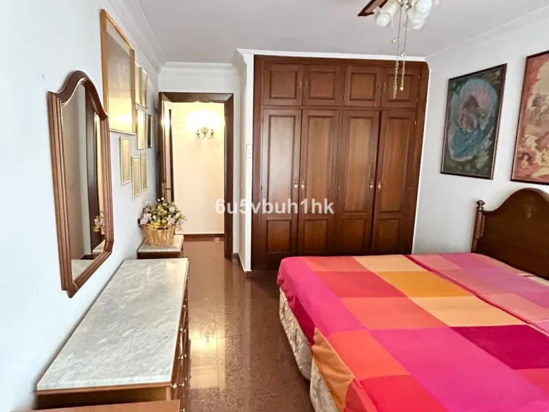 This 217 m² apartment is located in the heart of Fuengirola, in one of the most sought-after areas for its convenience and access to all amenities. The completely exterior-facing home offers a spacious and functional layout that guarantees natural light t