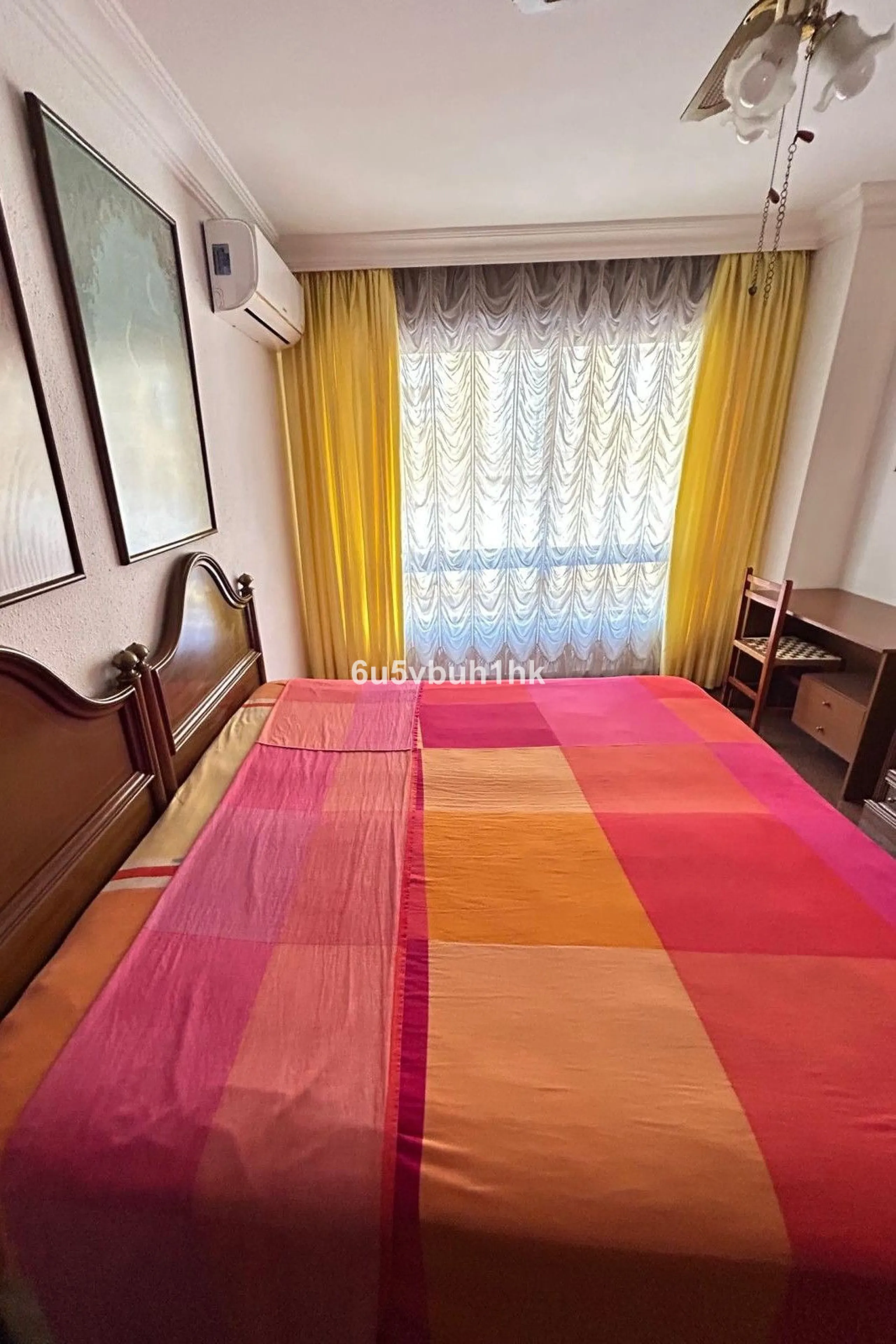 This 217 m² apartment is located in the heart of Fuengirola, in one of the most sought-after areas for its convenience and access to all amenities. The completely exterior-facing home offers a spacious and functional layout that guarantees natural light t