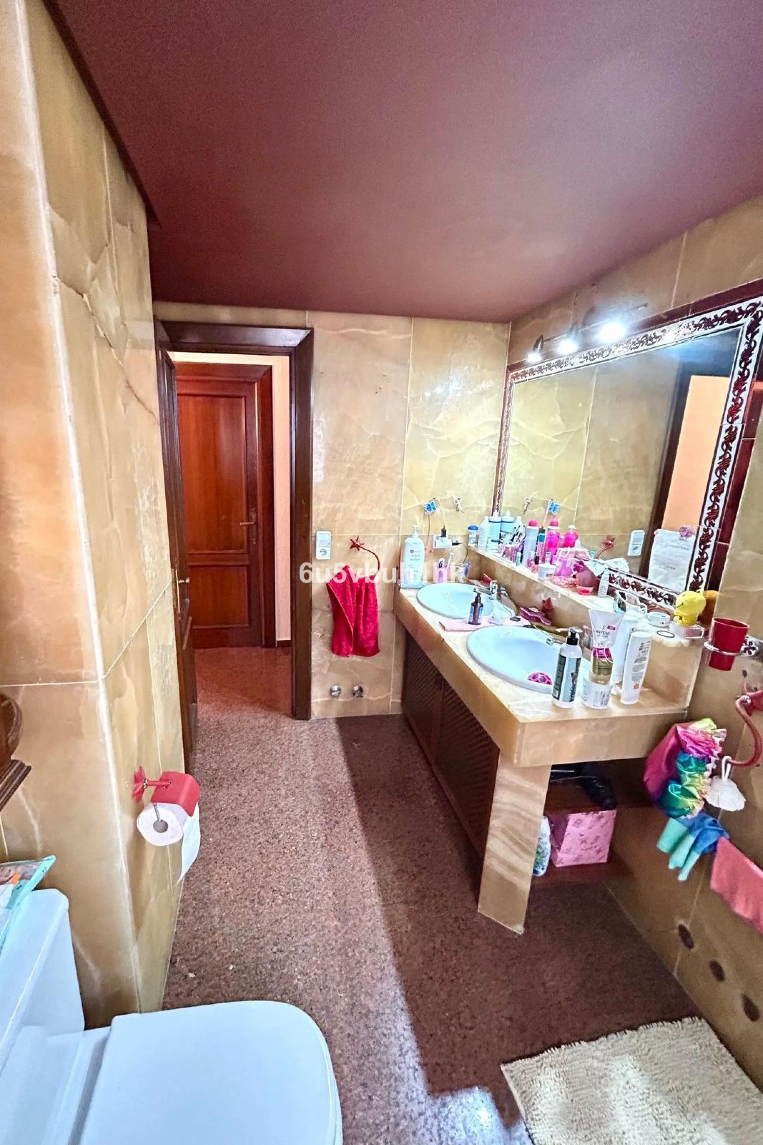 This 217 m² apartment is located in the heart of Fuengirola, in one of the most sought-after areas for its convenience and access to all amenities. The completely exterior-facing home offers a spacious and functional layout that guarantees natural light t