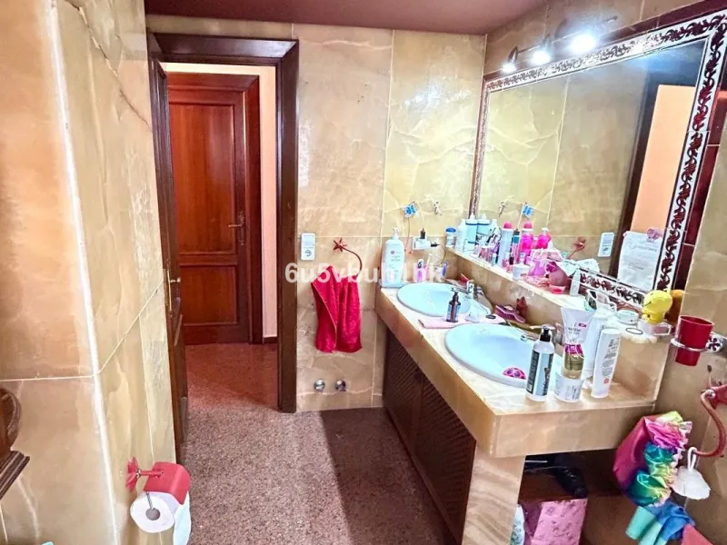 This 217 m² apartment is located in the heart of Fuengirola, in one of the most sought-after areas for its convenience and access to all amenities. The completely exterior-facing home offers a spacious and functional layout that guarantees natural light t