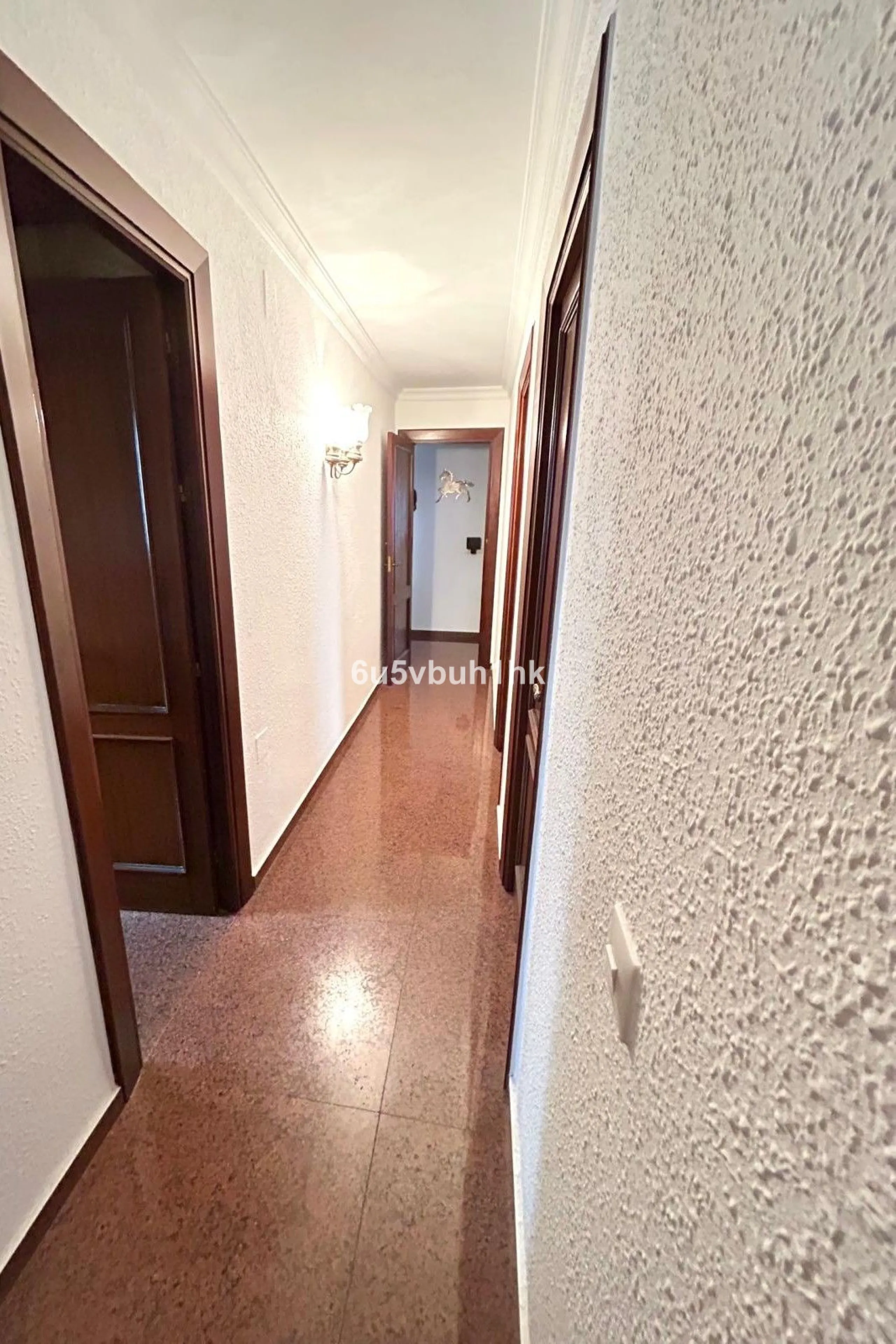This 217 m² apartment is located in the heart of Fuengirola, in one of the most sought-after areas for its convenience and access to all amenities. The completely exterior-facing home offers a spacious and functional layout that guarantees natural light t