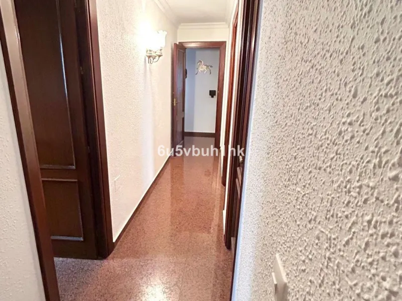 This 217 m² apartment is located in the heart of Fuengirola, in one of the most sought-after areas for its convenience and access to all amenities. The completely exterior-facing home offers a spacious and functional layout that guarantees natural light t