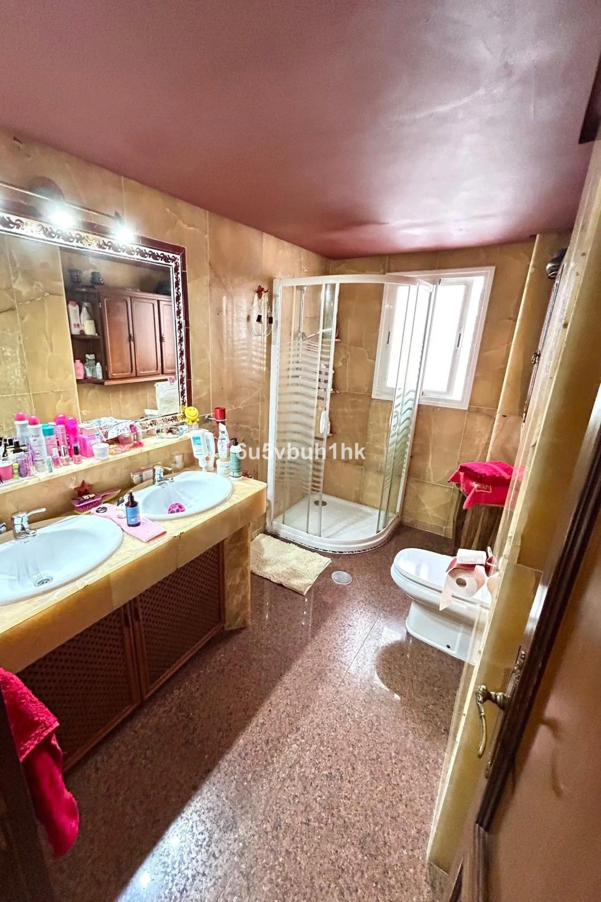 This 217 m² apartment is located in the heart of Fuengirola, in one of the most sought-after areas for its convenience and access to all amenities. The completely exterior-facing home offers a spacious and functional layout that guarantees natural light t