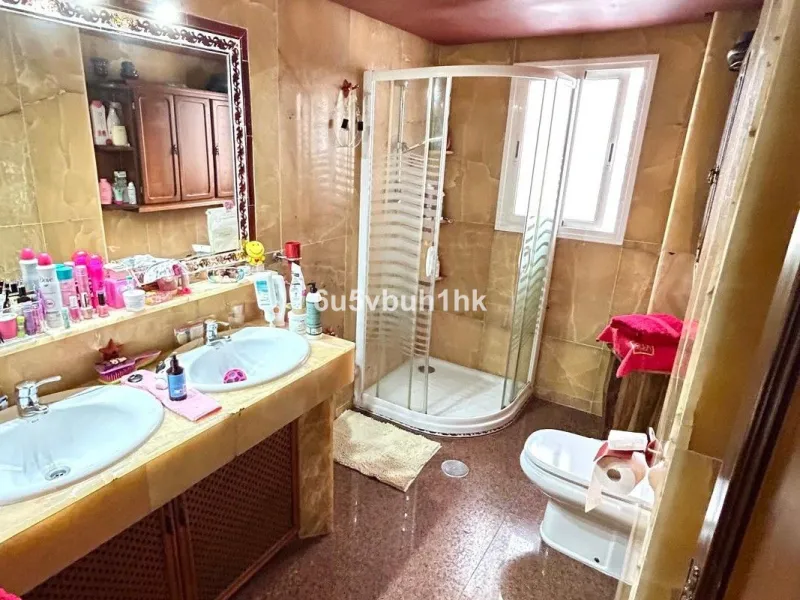 This 217 m² apartment is located in the heart of Fuengirola, in one of the most sought-after areas for its convenience and access to all amenities. The completely exterior-facing home offers a spacious and functional layout that guarantees natural light t