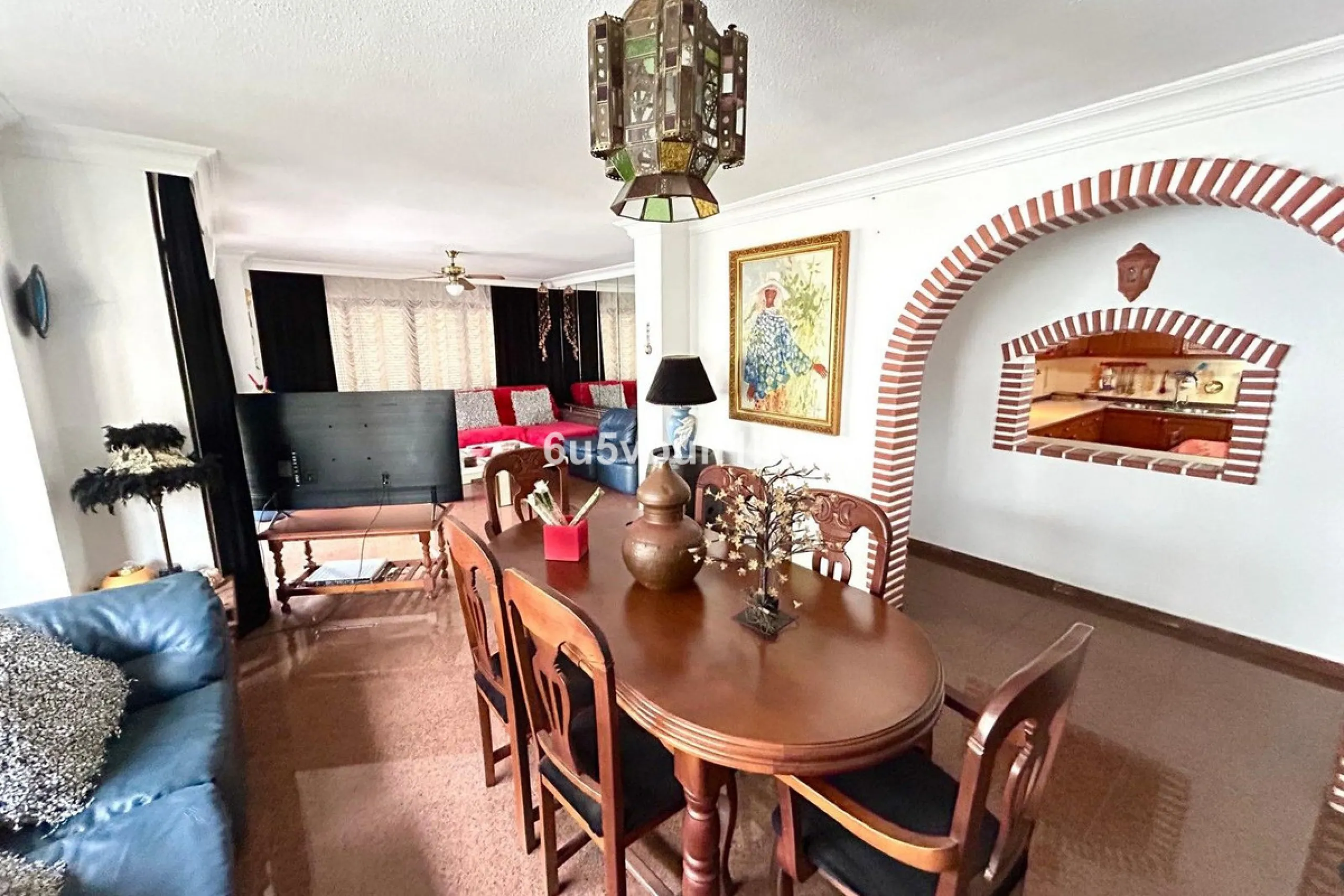 This 217 m² apartment is located in the heart of Fuengirola, in one of the most sought-after areas for its convenience and access to all amenities. The completely exterior-facing home offers a spacious and functional layout that guarantees natural light t