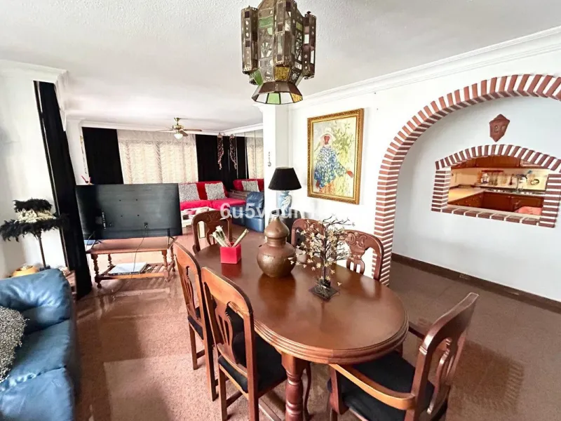 This 217 m² apartment is located in the heart of Fuengirola, in one of the most sought-after areas for its convenience and access to all amenities. The completely exterior-facing home offers a spacious and functional layout that guarantees natural light t