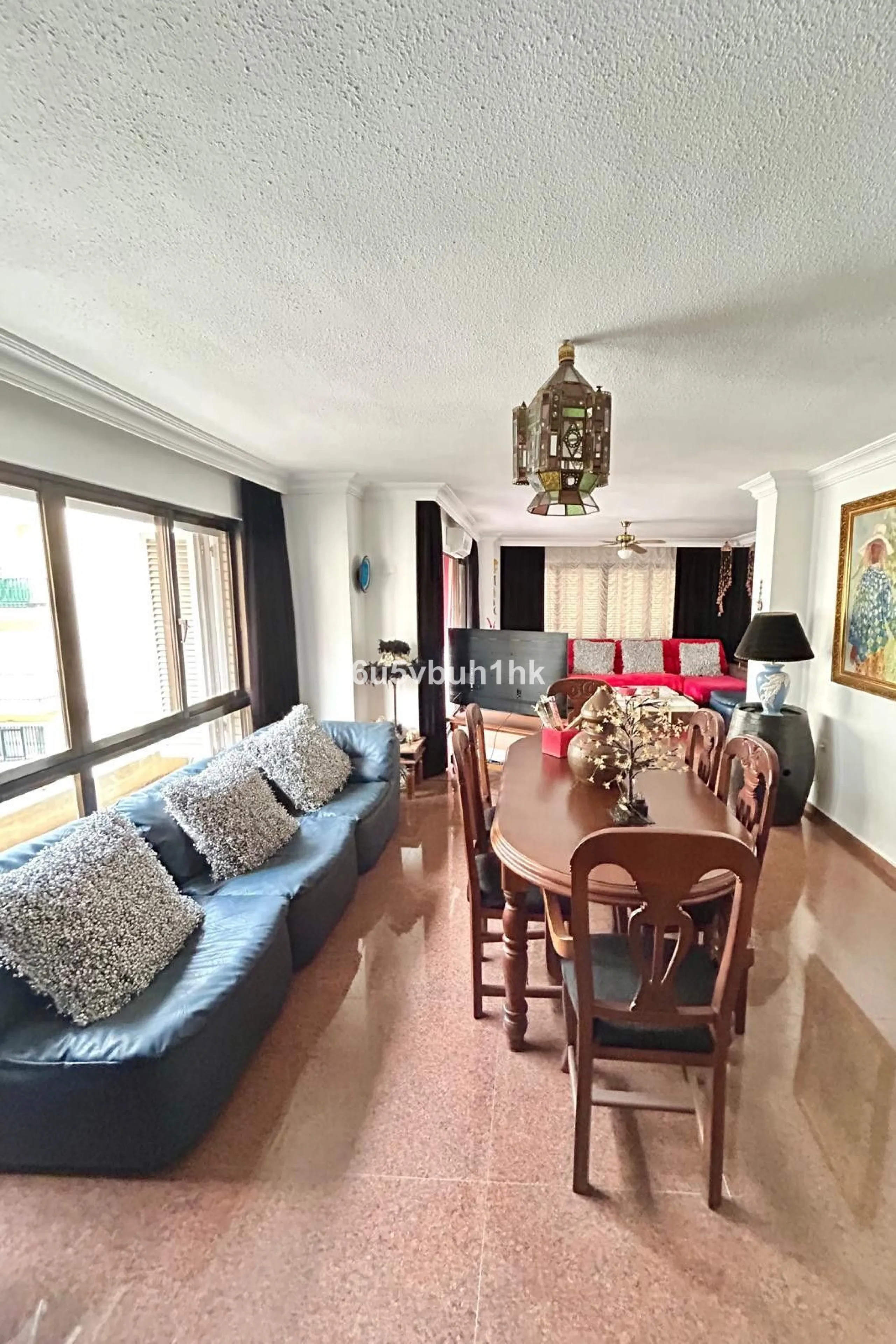 This 217 m² apartment is located in the heart of Fuengirola, in one of the most sought-after areas for its convenience and access to all amenities. The completely exterior-facing home offers a spacious and functional layout that guarantees natural light t