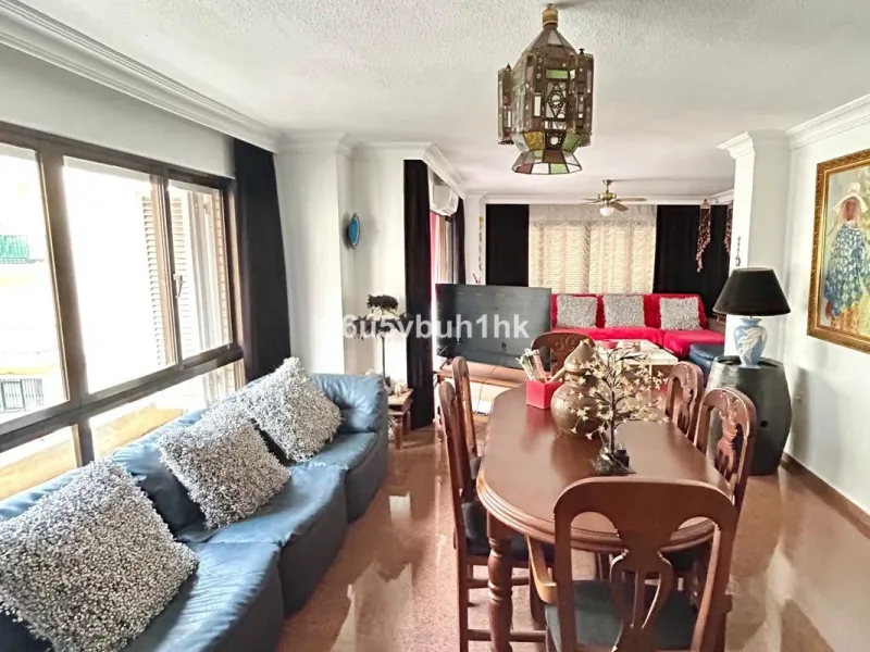 This 217 m² apartment is located in the heart of Fuengirola, in one of the most sought-after areas for its convenience and access to all amenities. The completely exterior-facing home offers a spacious and functional layout that guarantees natural light t