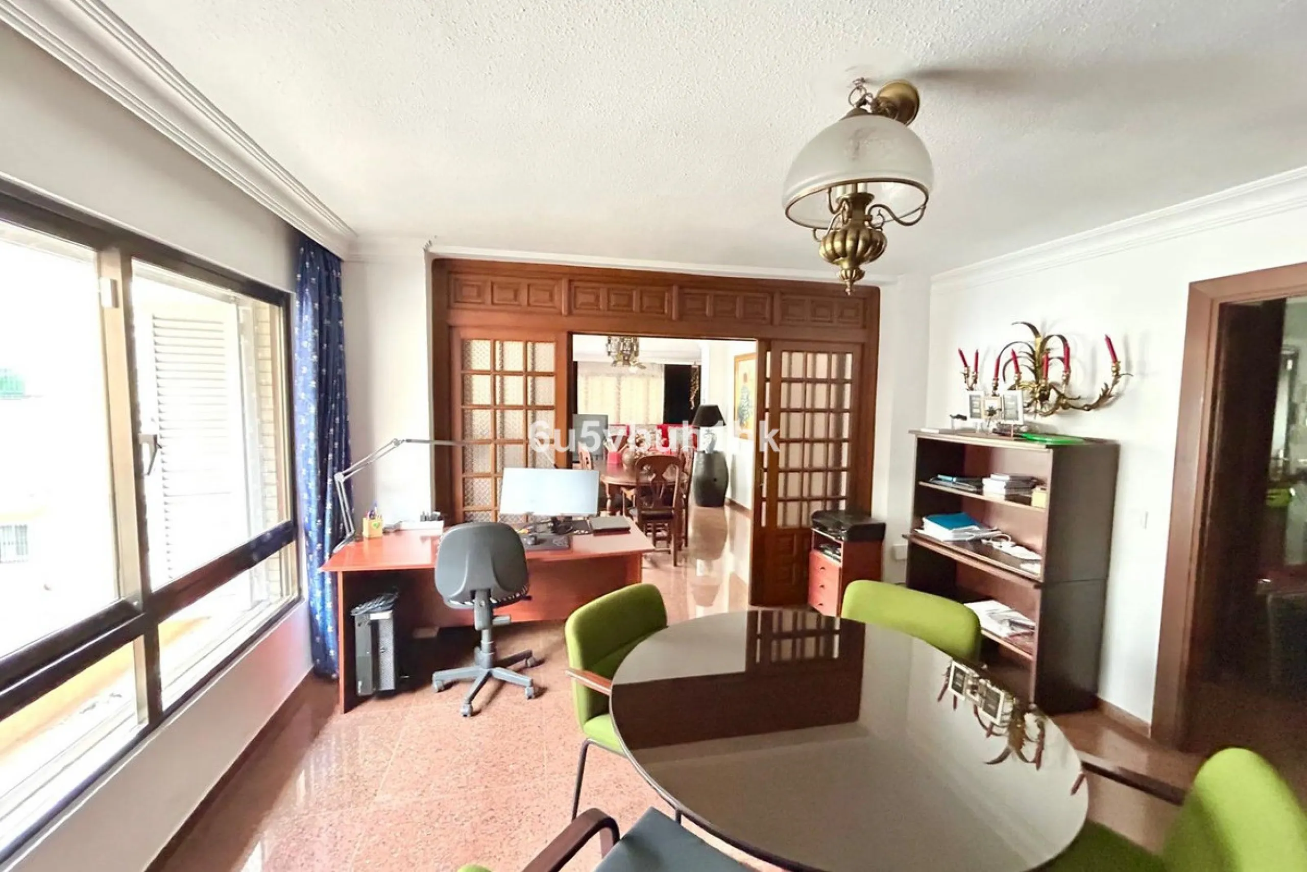 This 217 m² apartment is located in the heart of Fuengirola, in one of the most sought-after areas for its convenience and access to all amenities. The completely exterior-facing home offers a spacious and functional layout that guarantees natural light t