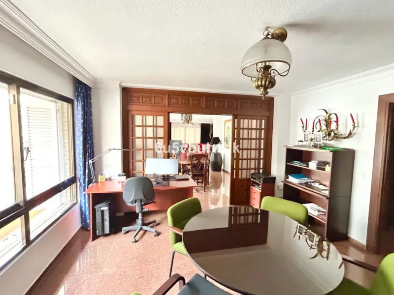 This 217 m² apartment is located in the heart of Fuengirola, in one of the most sought-after areas for its convenience and access to all amenities. The completely exterior-facing home offers a spacious and functional layout that guarantees natural light t