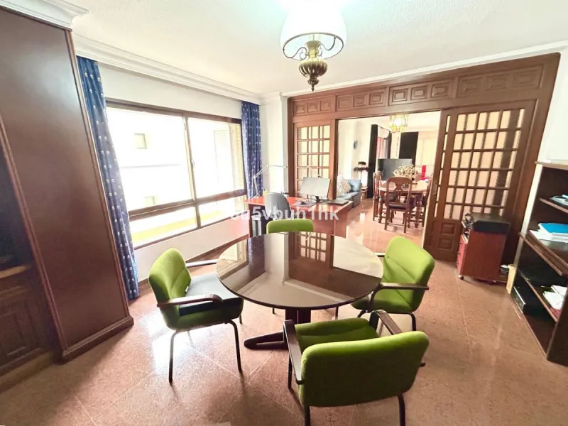 This 217 m² apartment is located in the heart of Fuengirola, in one of the most sought-after areas for its convenience and access to all amenities. The completely exterior-facing home offers a spacious and functional layout that guarantees natural light t