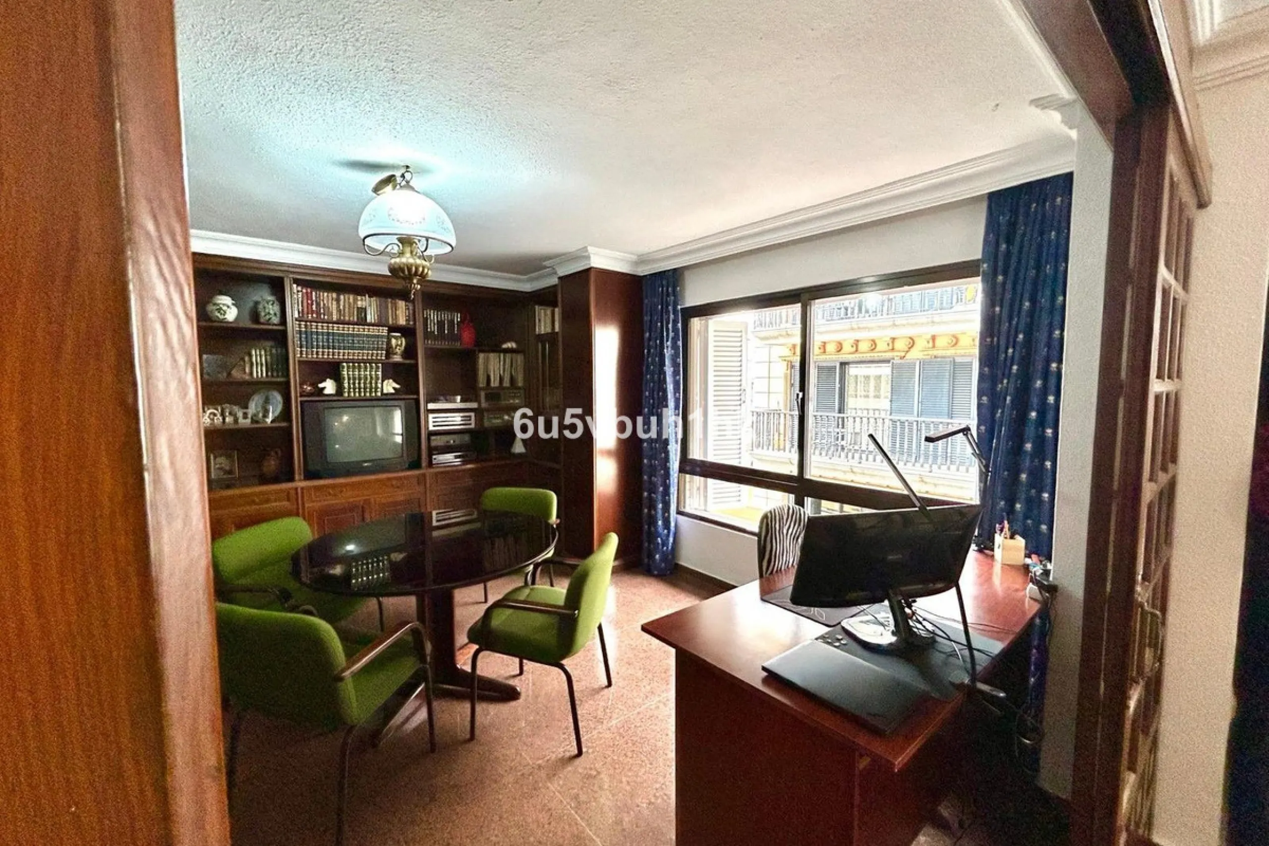 This 217 m² apartment is located in the heart of Fuengirola, in one of the most sought-after areas for its convenience and access to all amenities. The completely exterior-facing home offers a spacious and functional layout that guarantees natural light t