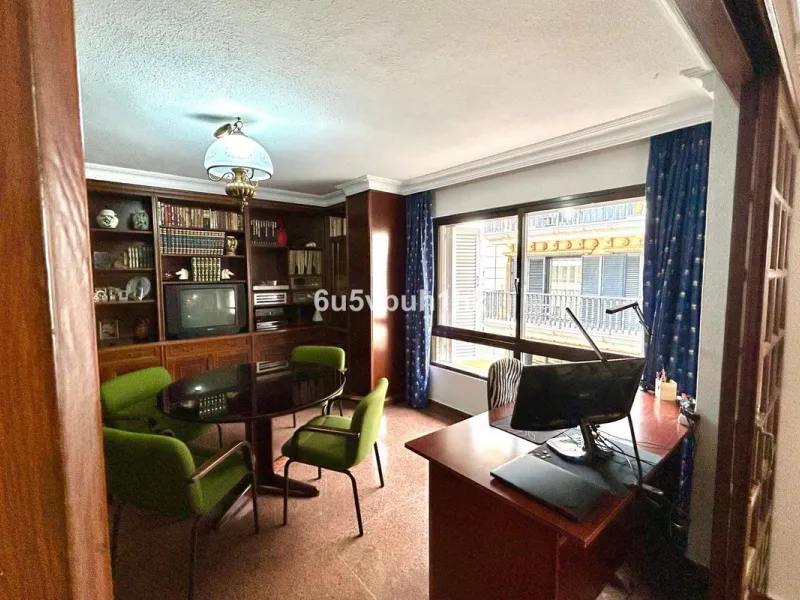 This 217 m² apartment is located in the heart of Fuengirola, in one of the most sought-after areas for its convenience and access to all amenities. The completely exterior-facing home offers a spacious and functional layout that guarantees natural light t