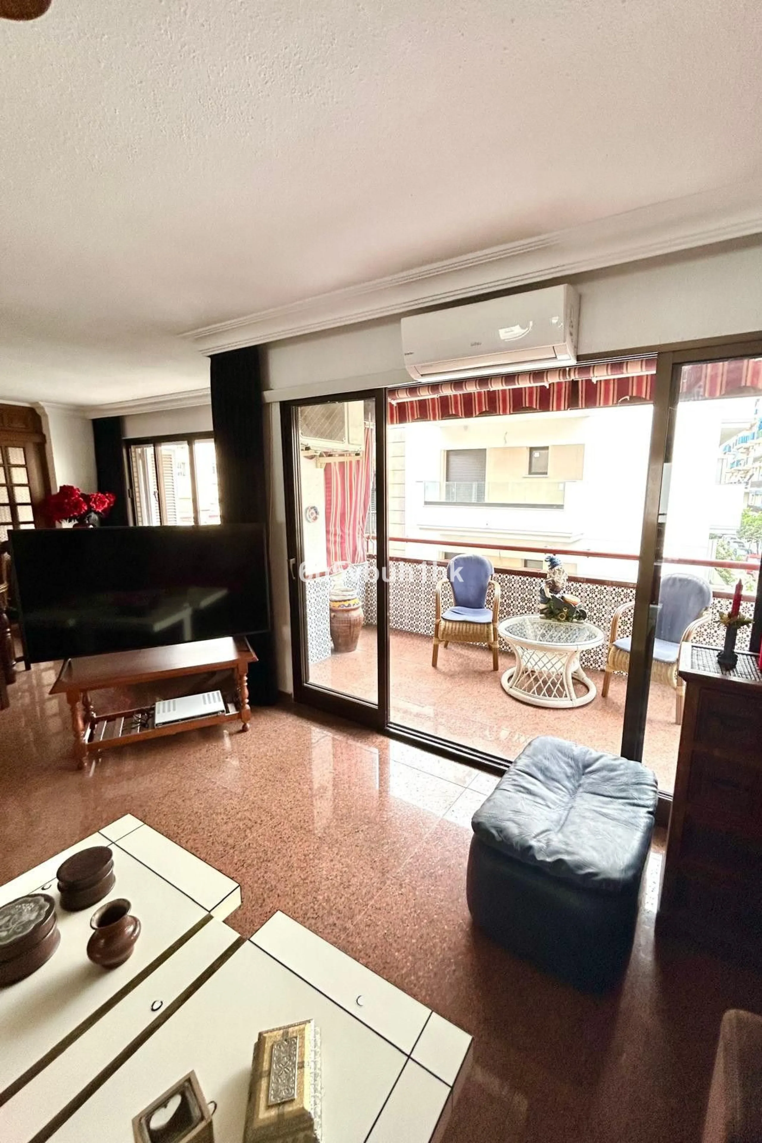 This 217 m² apartment is located in the heart of Fuengirola, in one of the most sought-after areas for its convenience and access to all amenities. The completely exterior-facing home offers a spacious and functional layout that guarantees natural light t