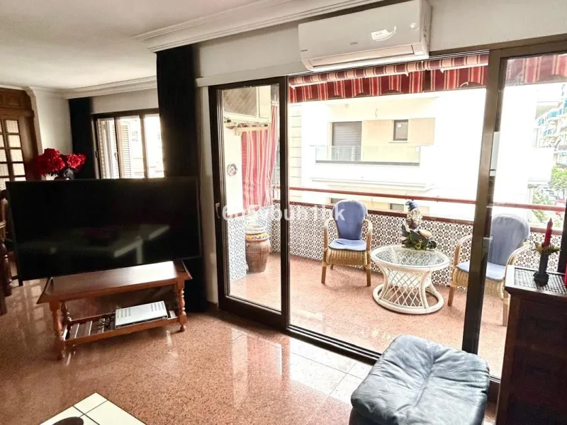 This 217 m² apartment is located in the heart of Fuengirola, in one of the most sought-after areas for its convenience and access to all amenities. The completely exterior-facing home offers a spacious and functional layout that guarantees natural light t