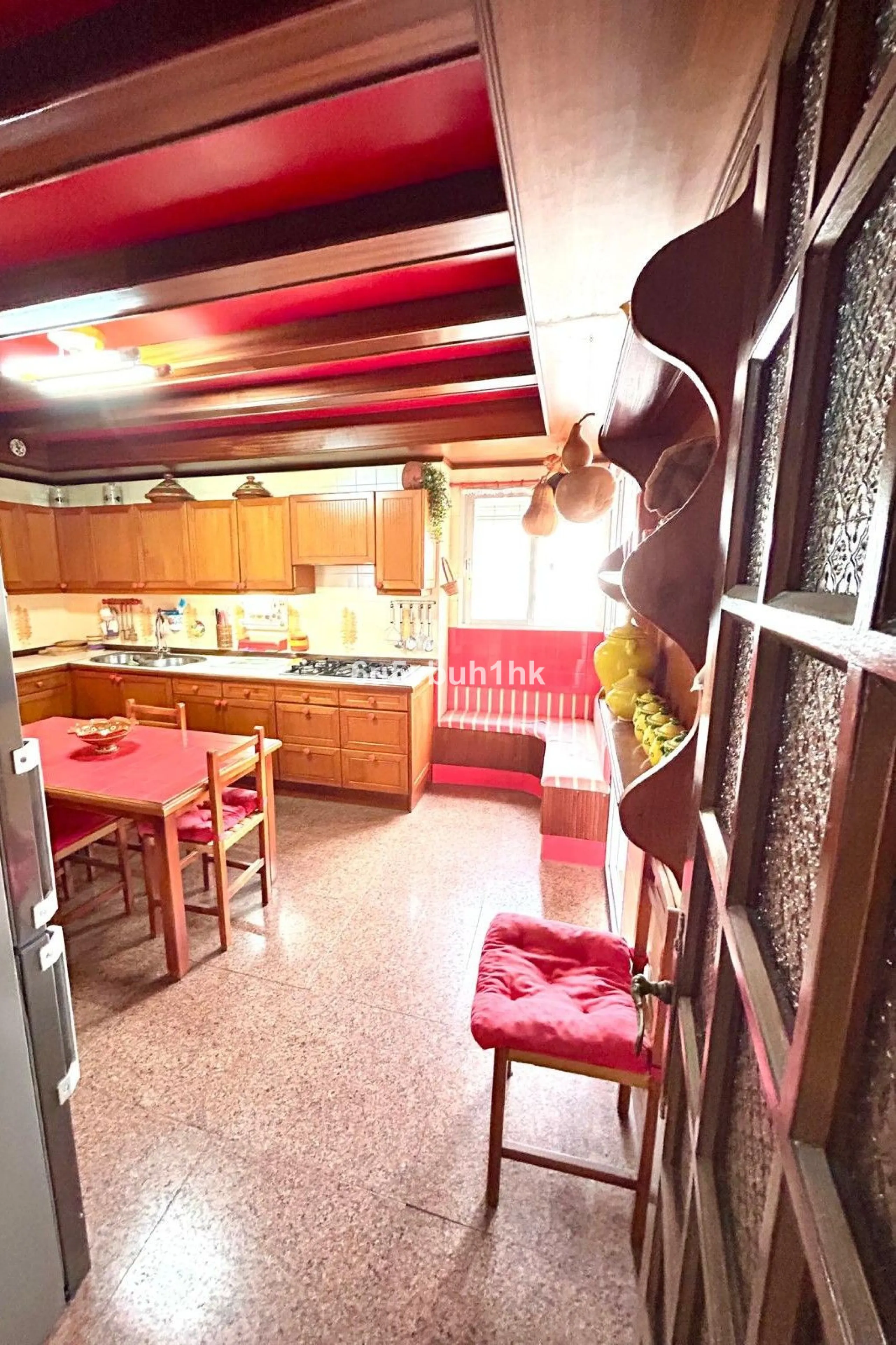 This 217 m² apartment is located in the heart of Fuengirola, in one of the most sought-after areas for its convenience and access to all amenities. The completely exterior-facing home offers a spacious and functional layout that guarantees natural light t