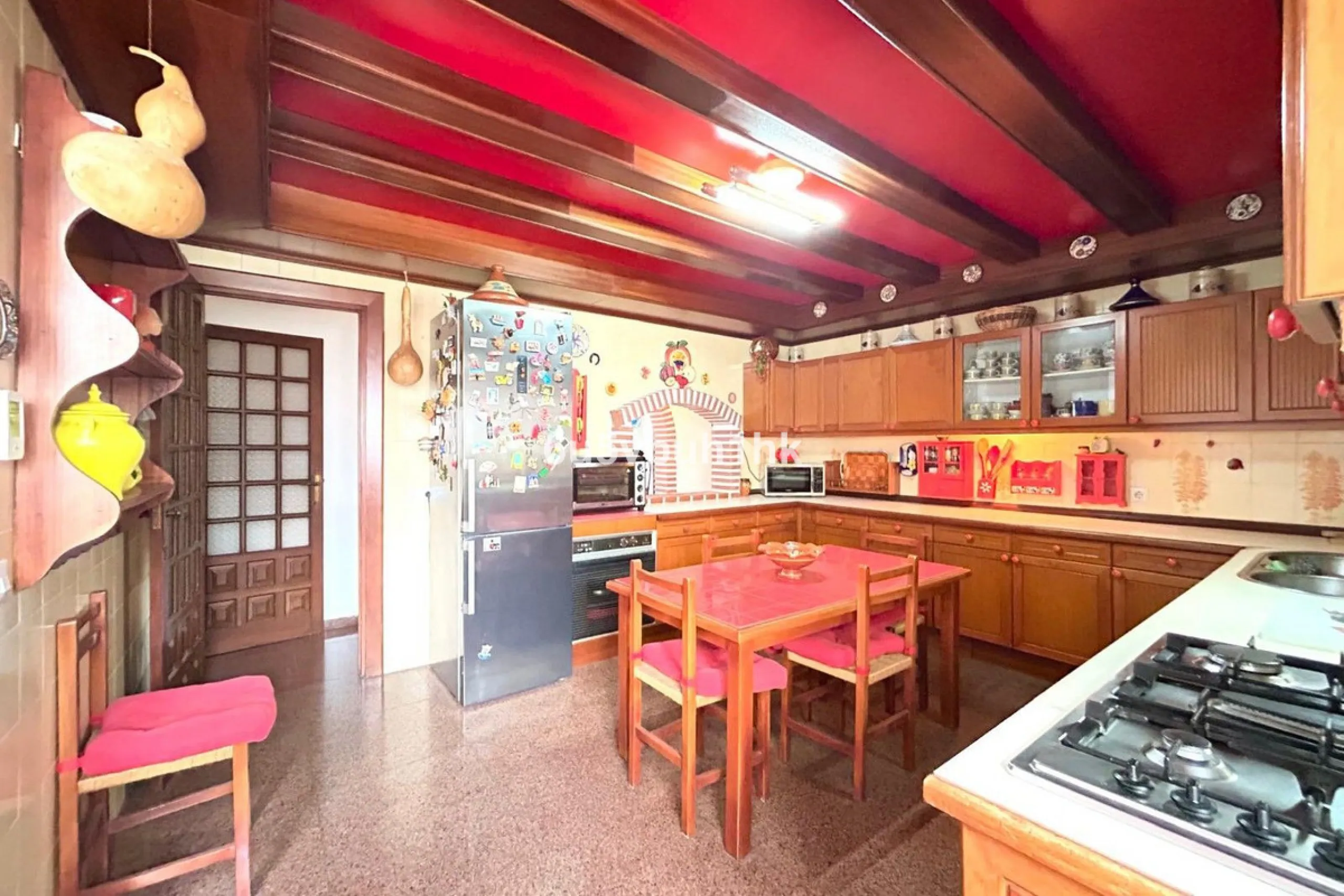 This 217 m² apartment is located in the heart of Fuengirola, in one of the most sought-after areas for its convenience and access to all amenities. The completely exterior-facing home offers a spacious and functional layout that guarantees natural light t