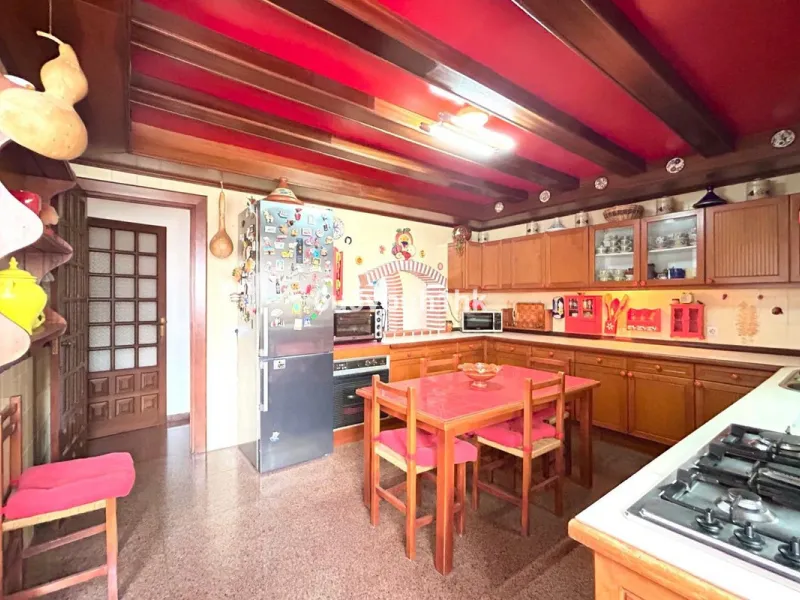 This 217 m² apartment is located in the heart of Fuengirola, in one of the most sought-after areas for its convenience and access to all amenities. The completely exterior-facing home offers a spacious and functional layout that guarantees natural light t