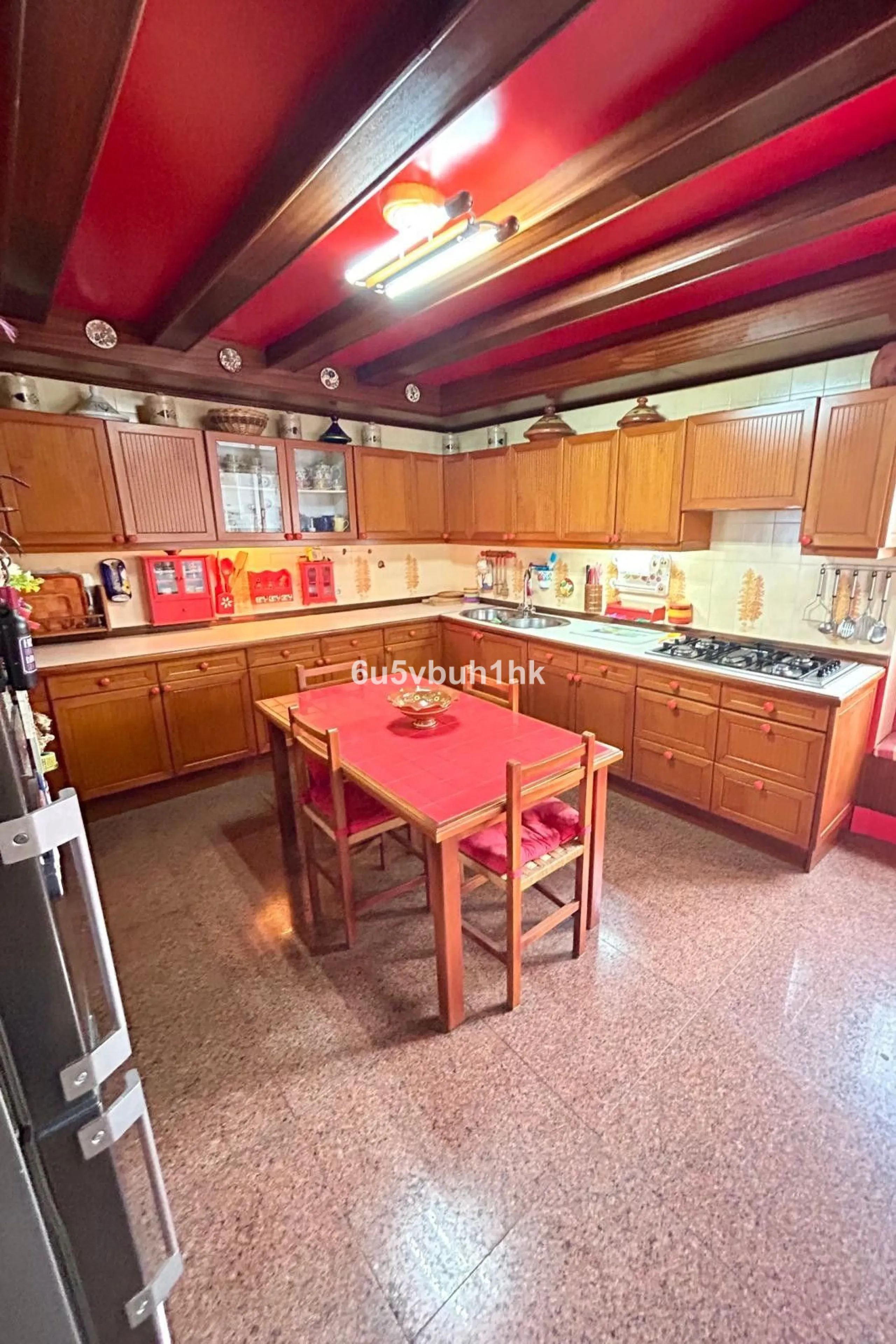 This 217 m² apartment is located in the heart of Fuengirola, in one of the most sought-after areas for its convenience and access to all amenities. The completely exterior-facing home offers a spacious and functional layout that guarantees natural light t