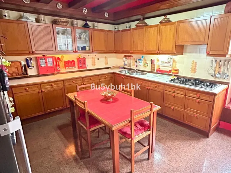 This 217 m² apartment is located in the heart of Fuengirola, in one of the most sought-after areas for its convenience and access to all amenities. The completely exterior-facing home offers a spacious and functional layout that guarantees natural light t