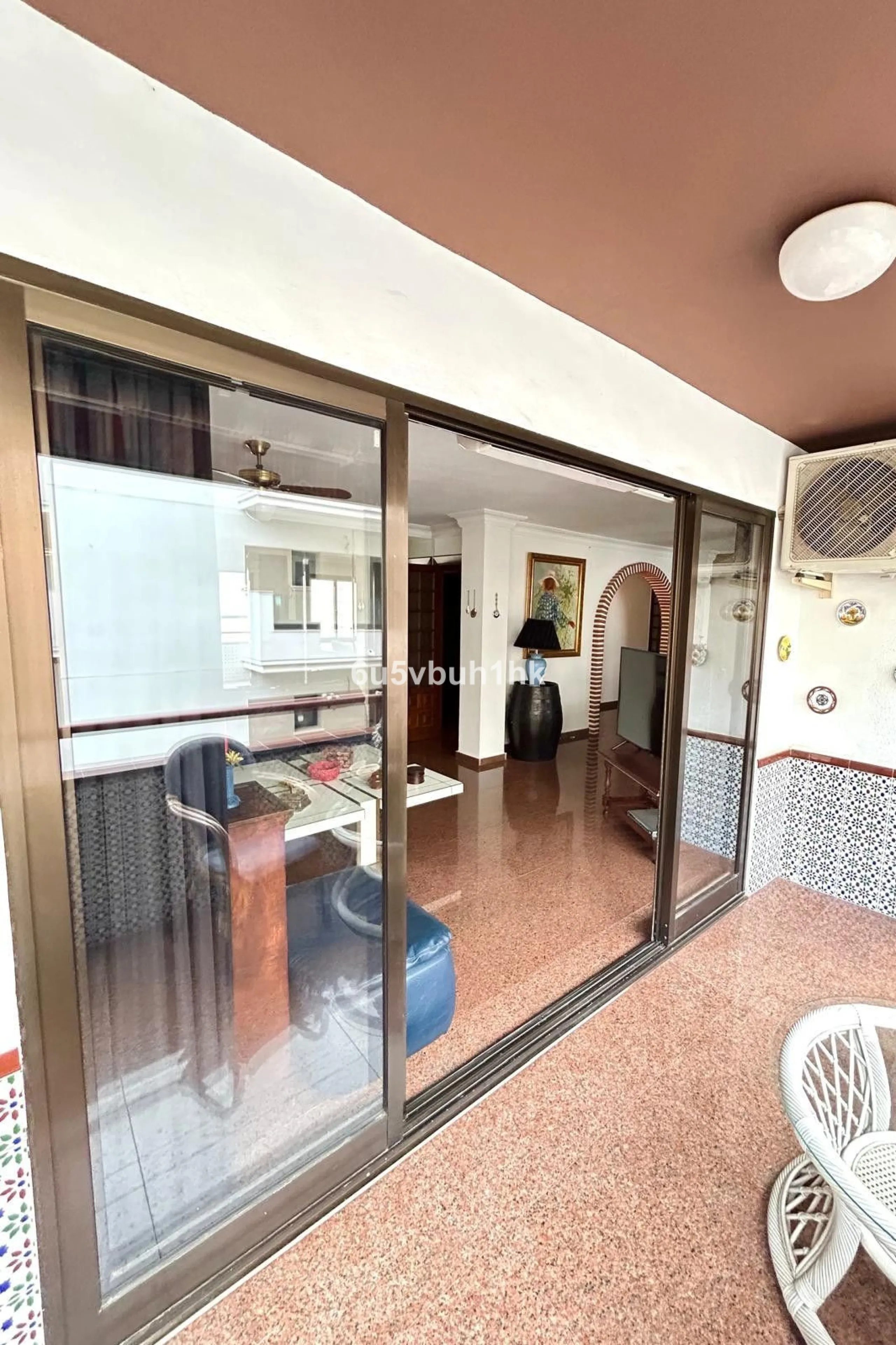 This 217 m² apartment is located in the heart of Fuengirola, in one of the most sought-after areas for its convenience and access to all amenities. The completely exterior-facing home offers a spacious and functional layout that guarantees natural light t