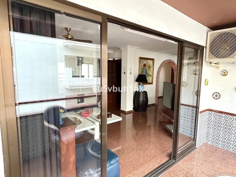 This 217 m² apartment is located in the heart of Fuengirola, in one of the most sought-after areas for its convenience and access to all amenities. The completely exterior-facing home offers a spacious and functional layout that guarantees natural light t