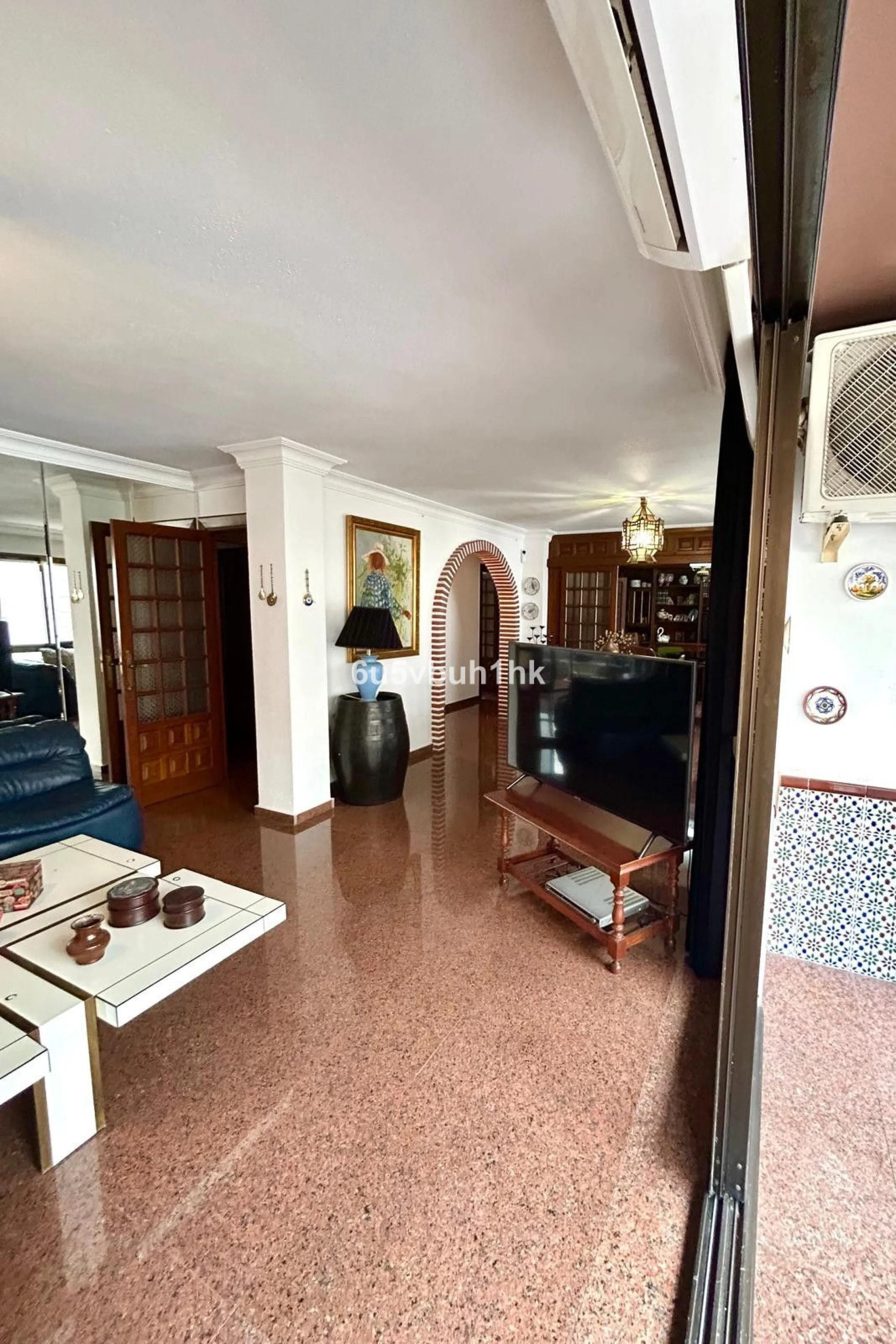This 217 m² apartment is located in the heart of Fuengirola, in one of the most sought-after areas for its convenience and access to all amenities. The completely exterior-facing home offers a spacious and functional layout that guarantees natural light t
