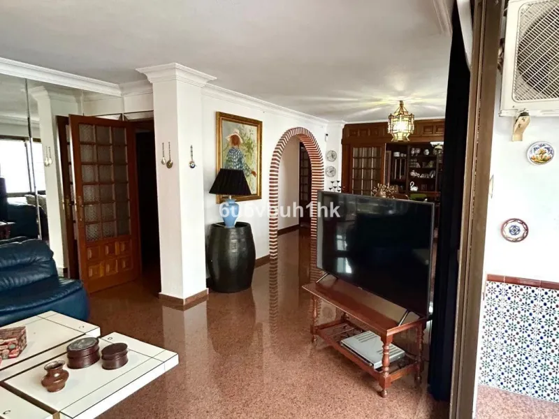 This 217 m² apartment is located in the heart of Fuengirola, in one of the most sought-after areas for its convenience and access to all amenities. The completely exterior-facing home offers a spacious and functional layout that guarantees natural light t