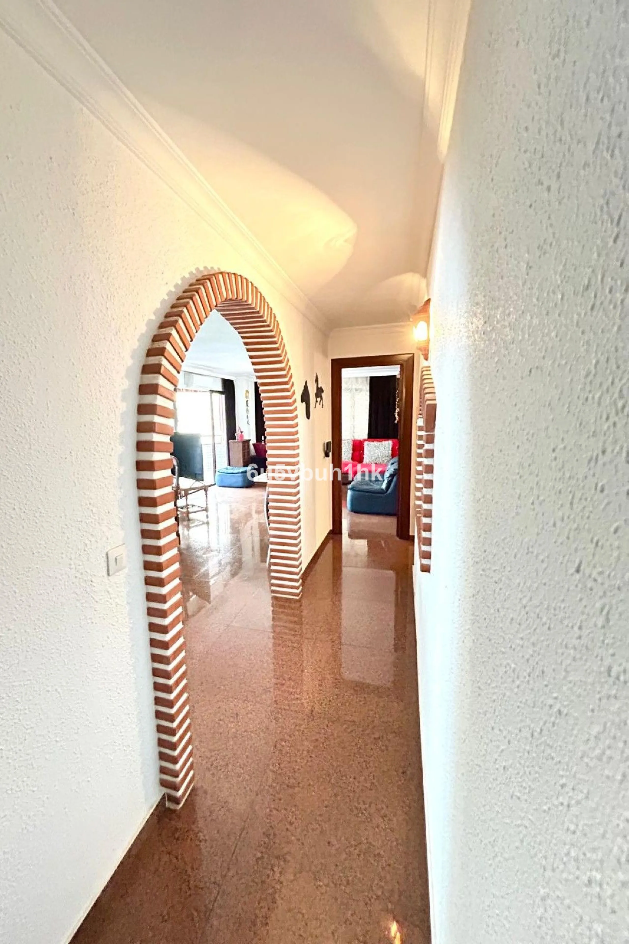 This 217 m² apartment is located in the heart of Fuengirola, in one of the most sought-after areas for its convenience and access to all amenities. The completely exterior-facing home offers a spacious and functional layout that guarantees natural light t