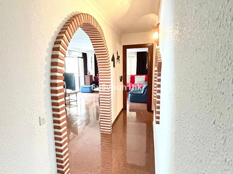 This 217 m² apartment is located in the heart of Fuengirola, in one of the most sought-after areas for its convenience and access to all amenities. The completely exterior-facing home offers a spacious and functional layout that guarantees natural light t