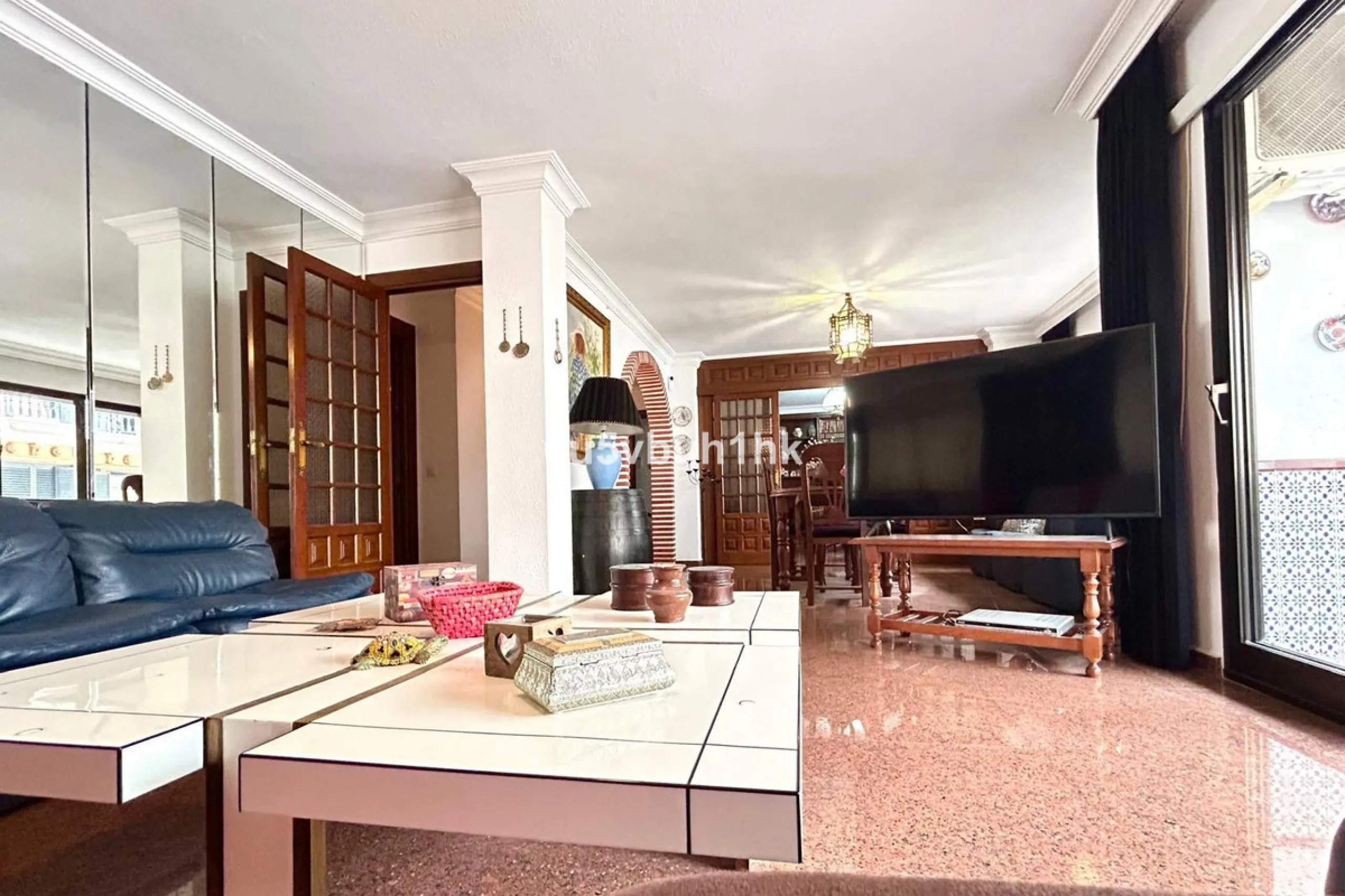 This 217 m² apartment is located in the heart of Fuengirola, in one of the most sought-after areas for its convenience and access to all amenities. The completely exterior-facing home offers a spacious and functional layout that guarantees natural light t
