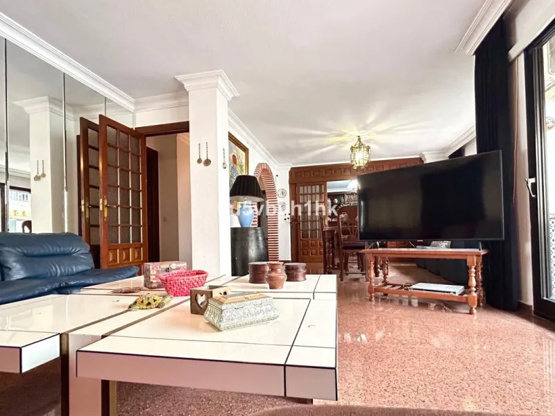 This 217 m² apartment is located in the heart of Fuengirola, in one of the most sought-after areas for its convenience and access to all amenities. The completely exterior-facing home offers a spacious and functional layout that guarantees natural light t