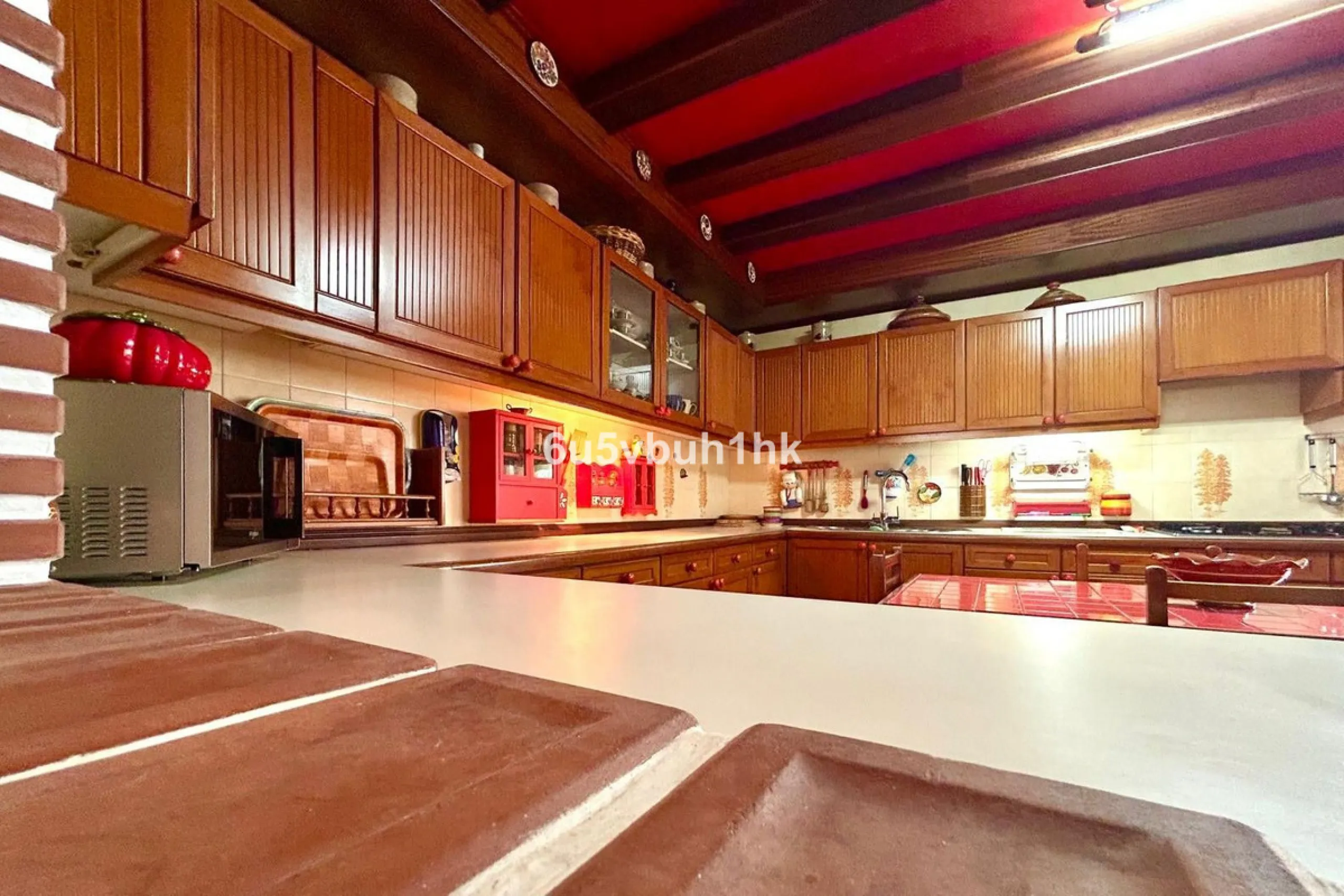 This 217 m² apartment is located in the heart of Fuengirola, in one of the most sought-after areas for its convenience and access to all amenities. The completely exterior-facing home offers a spacious and functional layout that guarantees natural light t