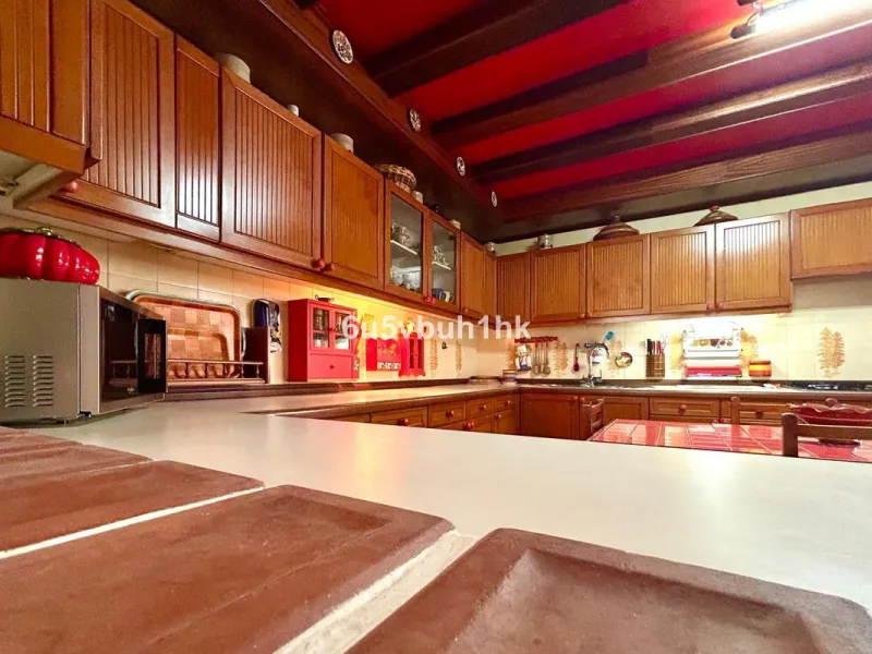 This 217 m² apartment is located in the heart of Fuengirola, in one of the most sought-after areas for its convenience and access to all amenities. The completely exterior-facing home offers a spacious and functional layout that guarantees natural light t