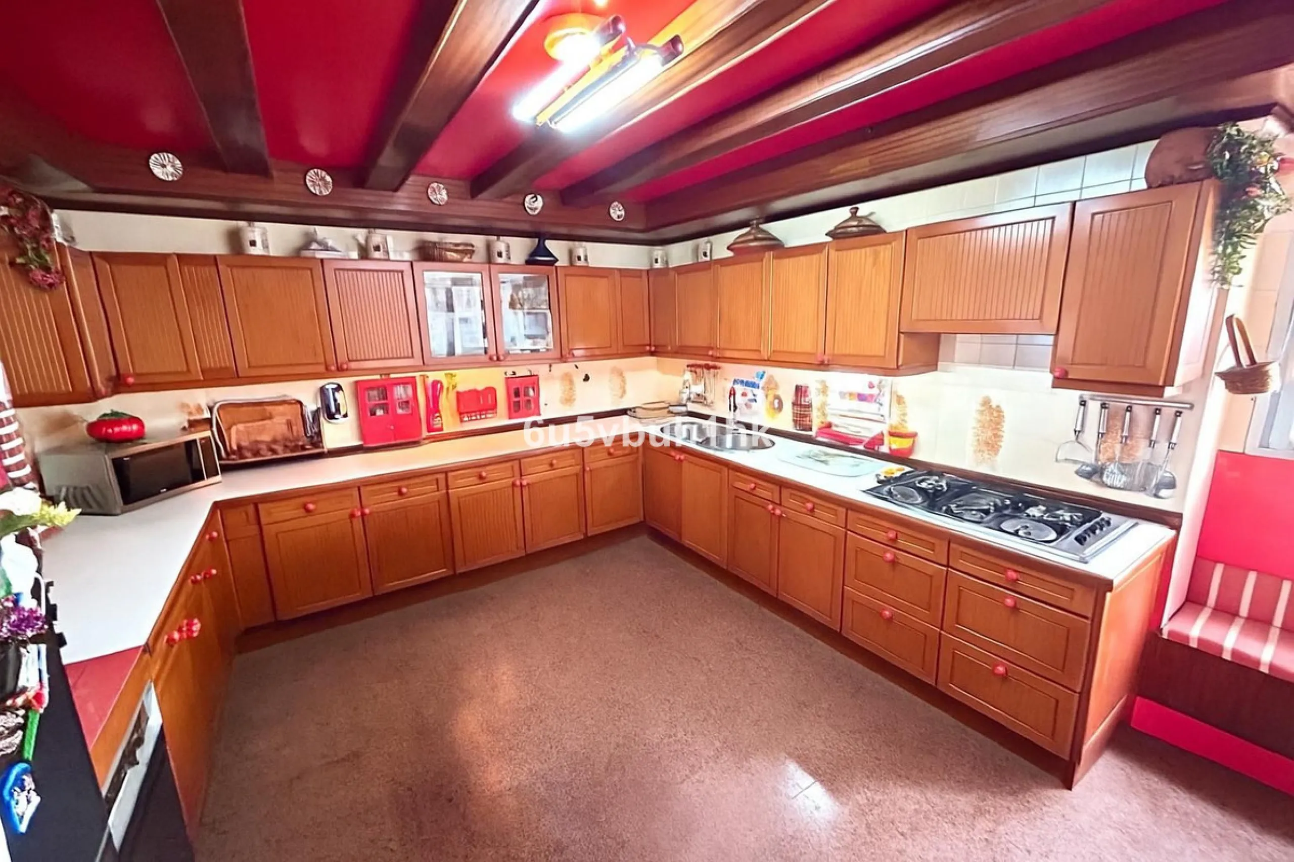 This 217 m² apartment is located in the heart of Fuengirola, in one of the most sought-after areas for its convenience and access to all amenities. The completely exterior-facing home offers a spacious and functional layout that guarantees natural light t
