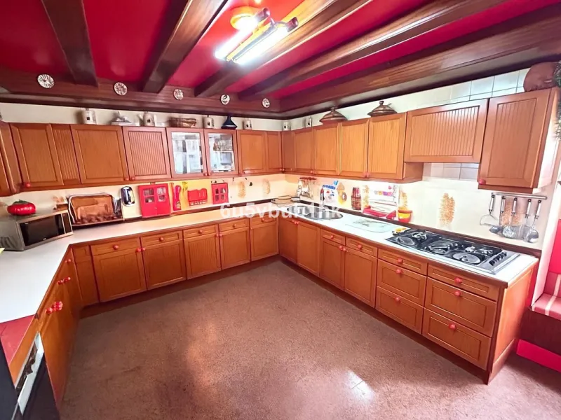 This 217 m² apartment is located in the heart of Fuengirola, in one of the most sought-after areas for its convenience and access to all amenities. The completely exterior-facing home offers a spacious and functional layout that guarantees natural light t