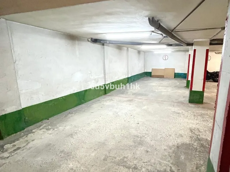 This 217 m² apartment is located in the heart of Fuengirola, in one of the most sought-after areas for its convenience and access to all amenities. The completely exterior-facing home offers a spacious and functional layout that guarantees natural light t