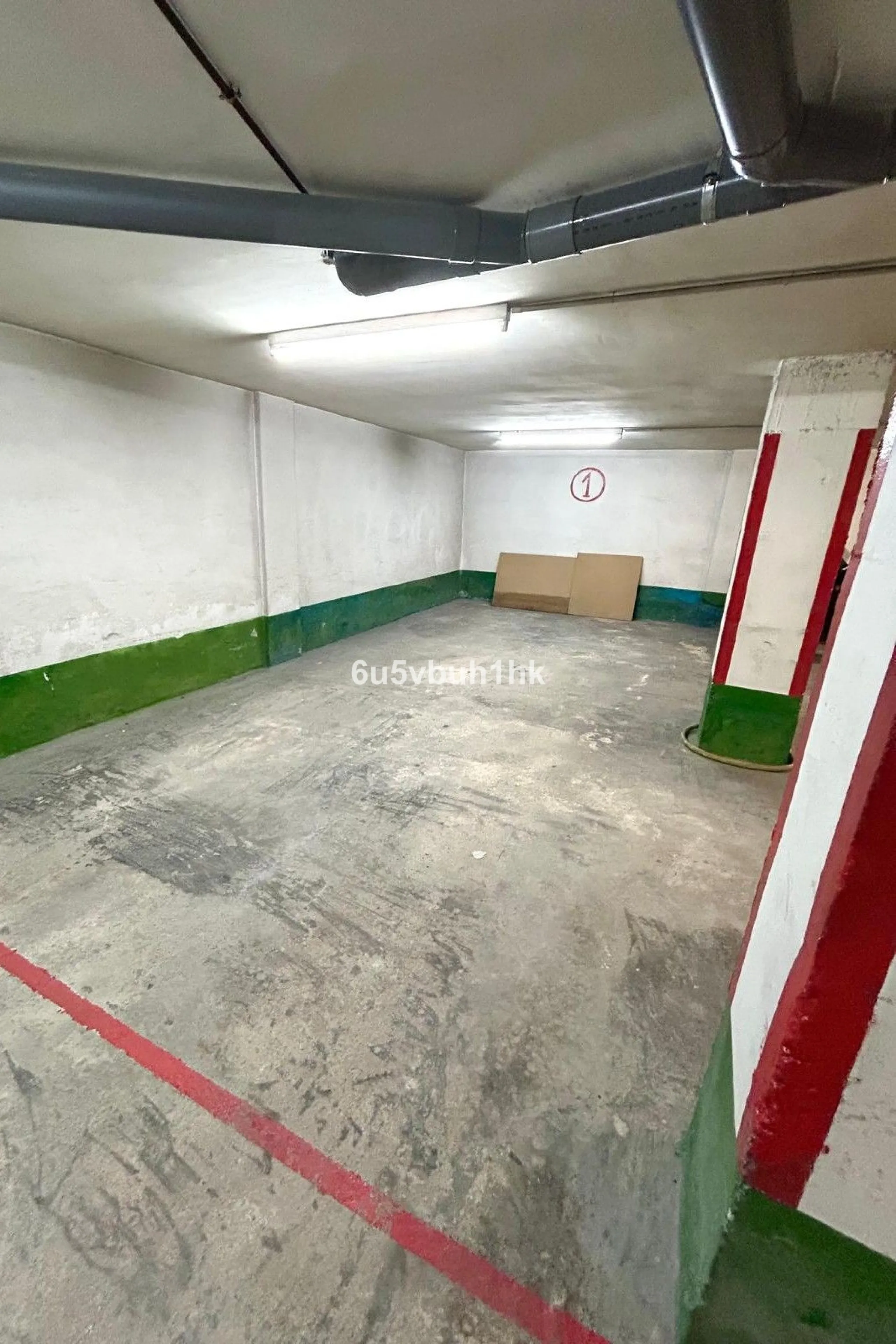 This 217 m² apartment is located in the heart of Fuengirola, in one of the most sought-after areas for its convenience and access to all amenities. The completely exterior-facing home offers a spacious and functional layout that guarantees natural light t