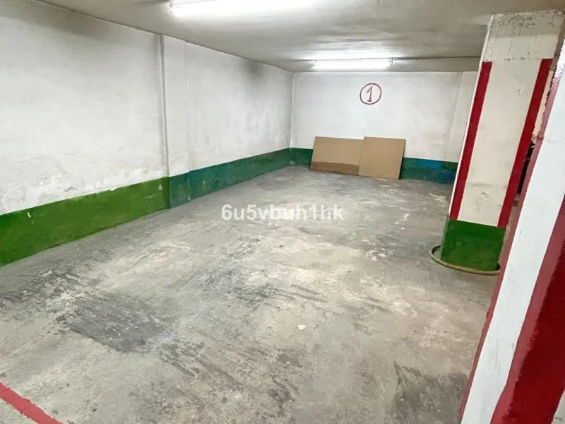 This 217 m² apartment is located in the heart of Fuengirola, in one of the most sought-after areas for its convenience and access to all amenities. The completely exterior-facing home offers a spacious and functional layout that guarantees natural light t