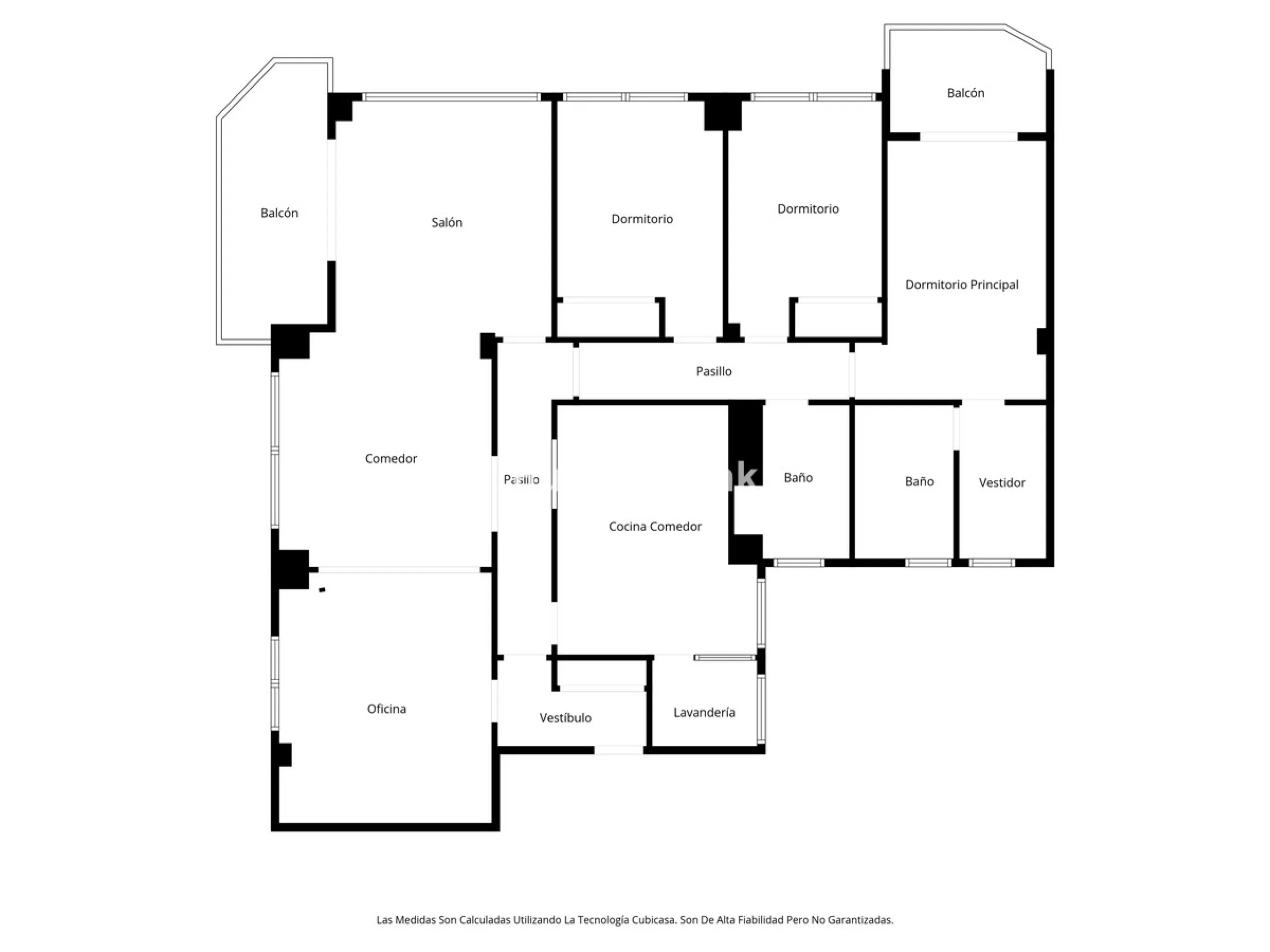 This 217 m² apartment is located in the heart of Fuengirola, in one of the most sought-after areas for its convenience and access to all amenities. The completely exterior-facing home offers a spacious and functional layout that guarantees natural light t