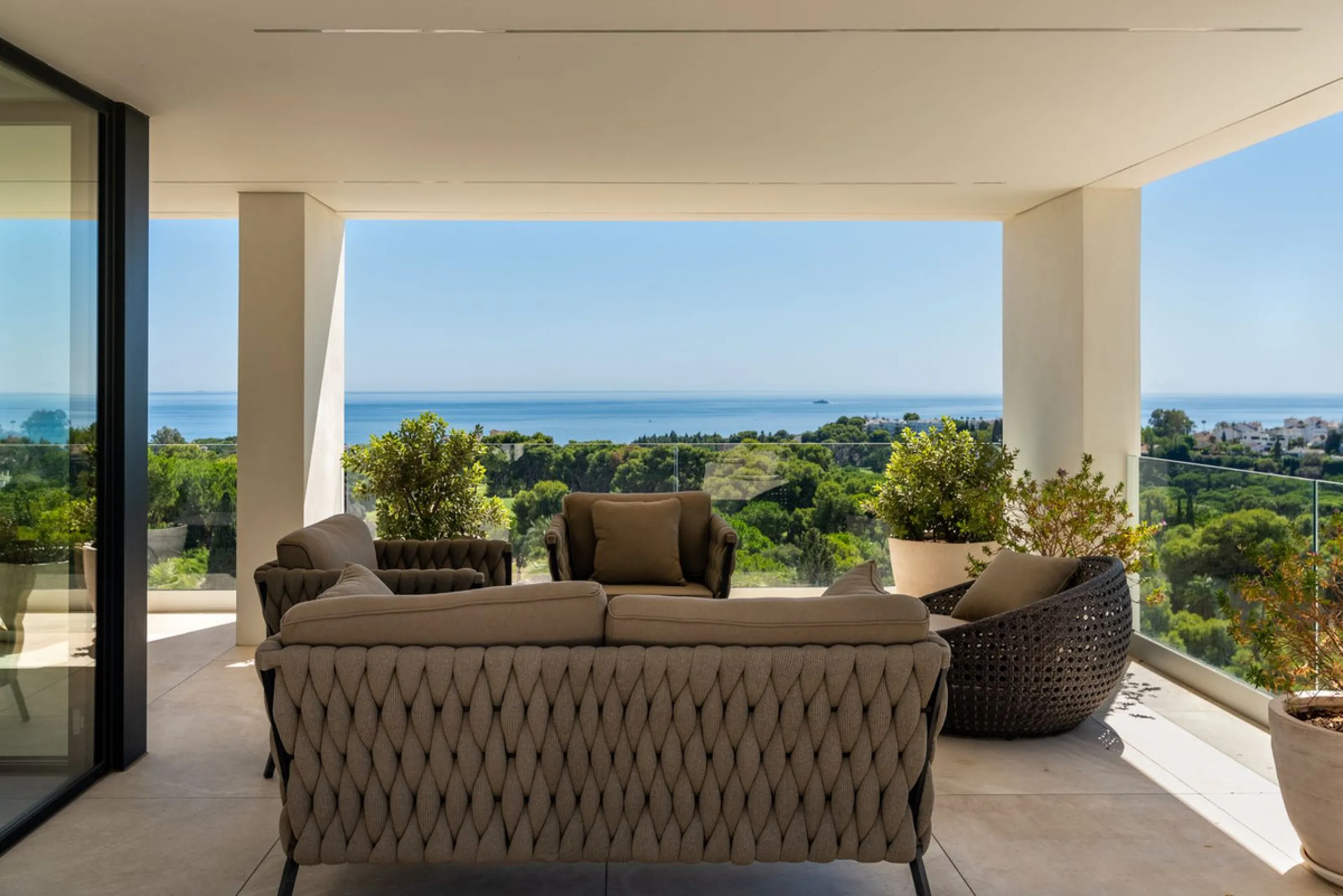 Marbella – Exceptional Contemporary Villa, Sold Furnished, in the Exclusive Rio Real Area, Next to the Golf